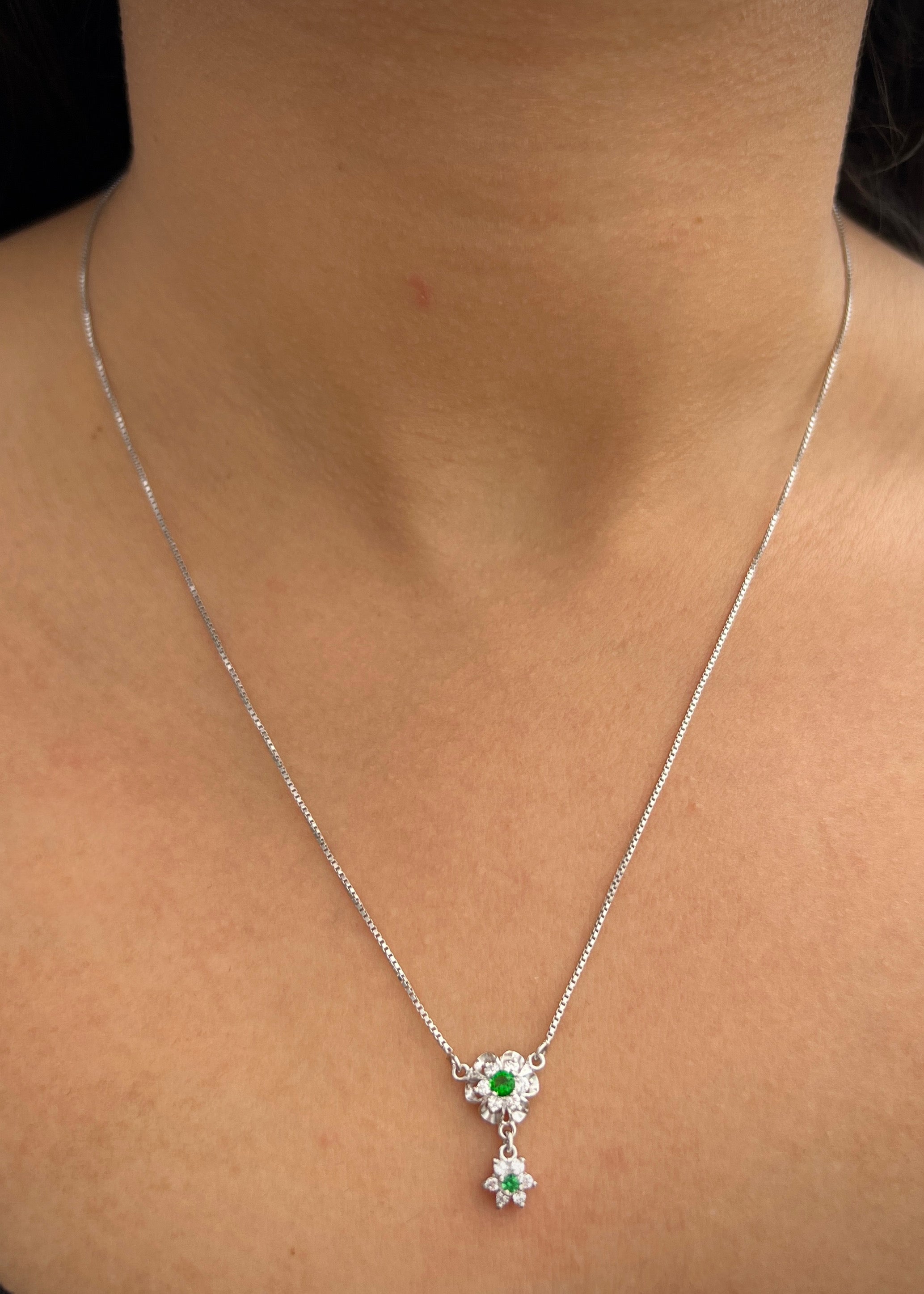 Cadena flores con swarovski blanco y verde 3.6gr / Largo 50cm / Oro Blanco italy +3 P