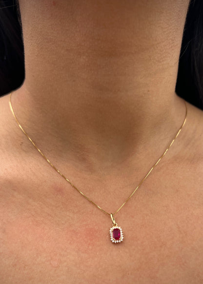 Dije con swarovski fucsia y blanco 0.9gr / Largo 1.7cm / Oro Amarillo Nac B