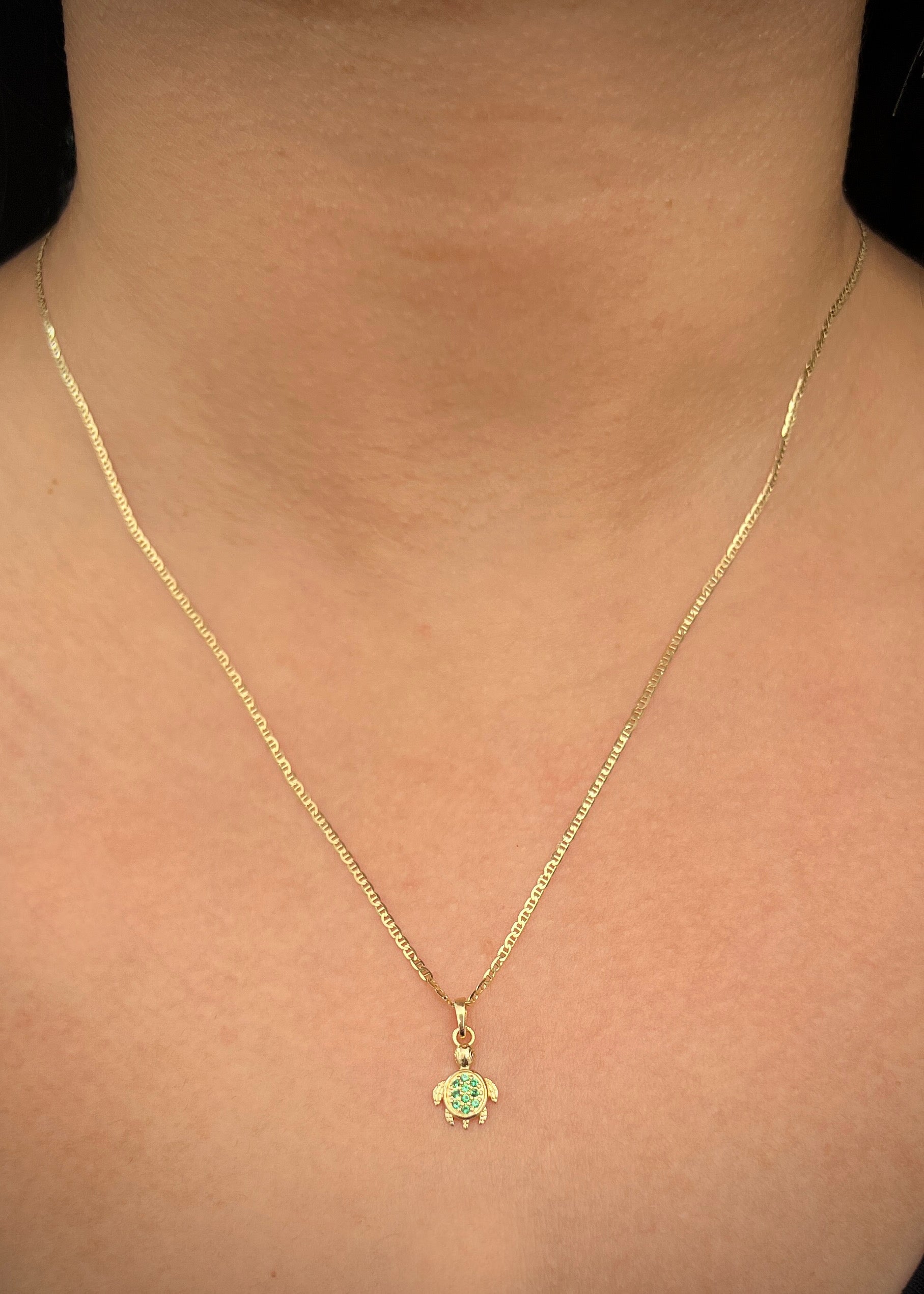 Dije tortuga con swarovski verde 0.55gr / Largo 1.5cm / Oro Amarillo Nac P