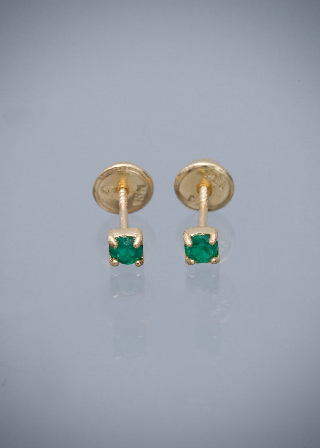 Topos con 30pts de Esmeralda 0.6gr / 0.35cm / 3.5mm — Oro Amarillo