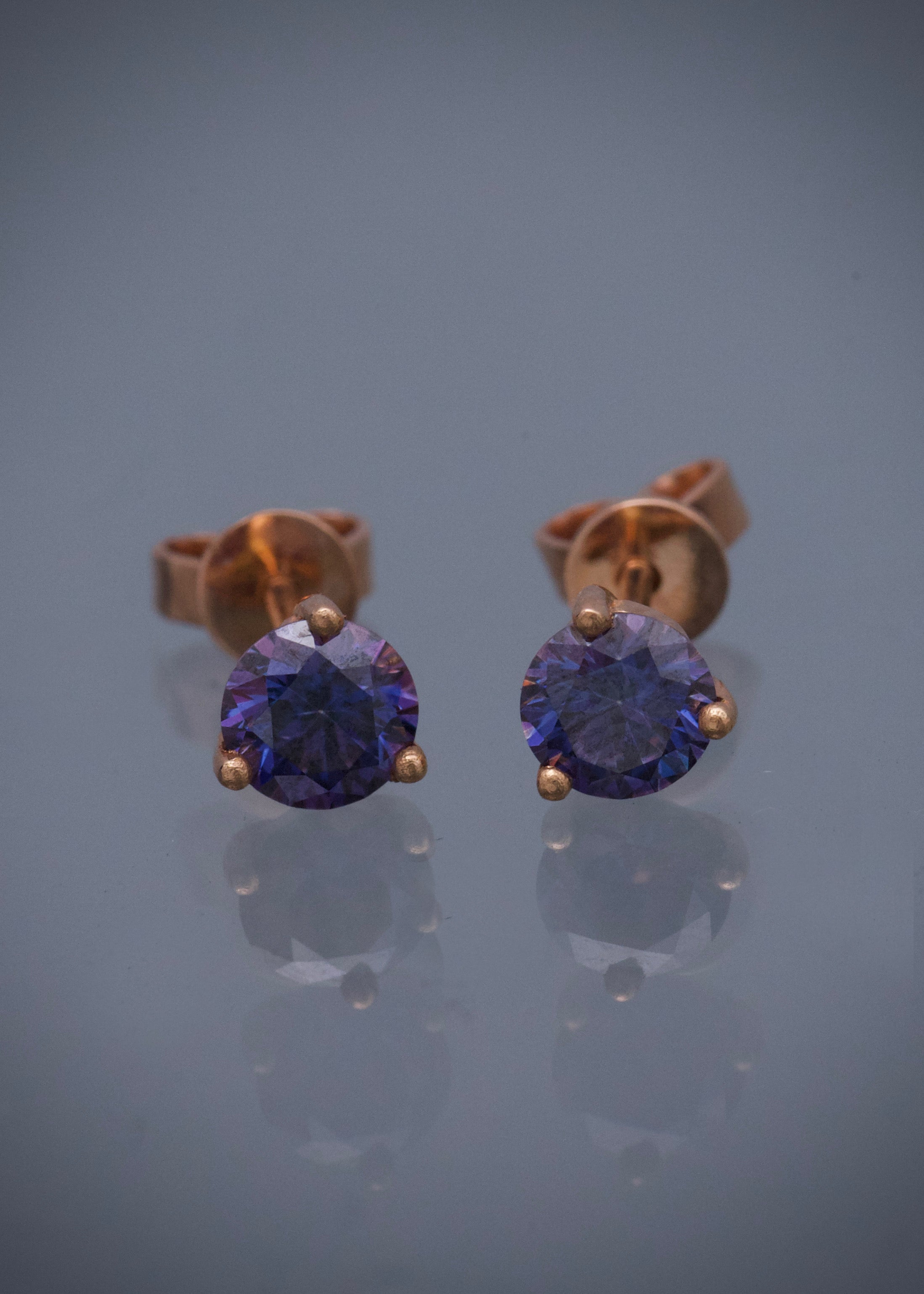 Topos con 90pts de moissanita morada 1.4gr / Largo 0.54cm / Oro Rosado (Joya) B