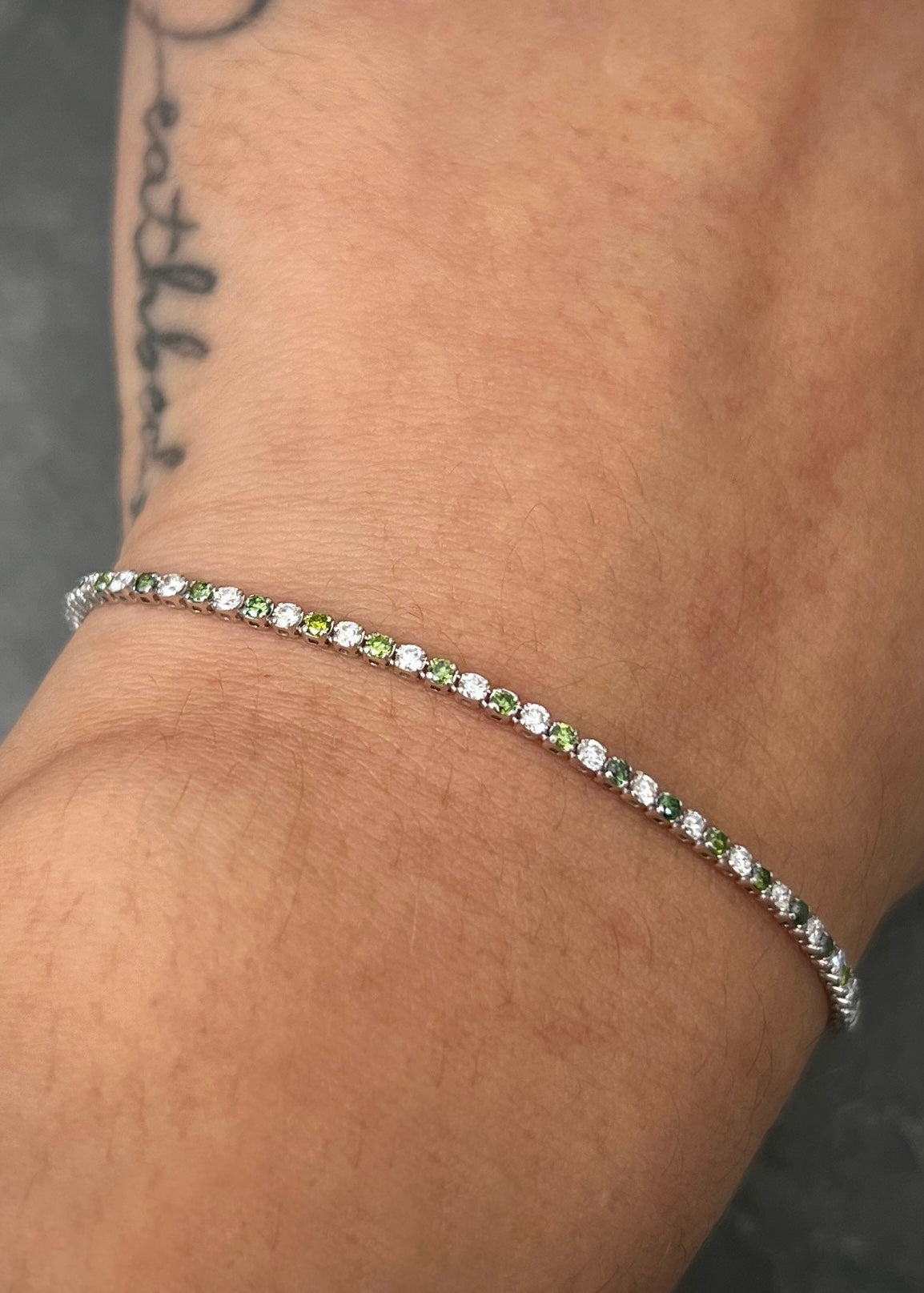 Pulso tenis con 126pts de diamantes verdes y blancos 2.1gr / Largo 18cm / Oro Blanco (Joya) B