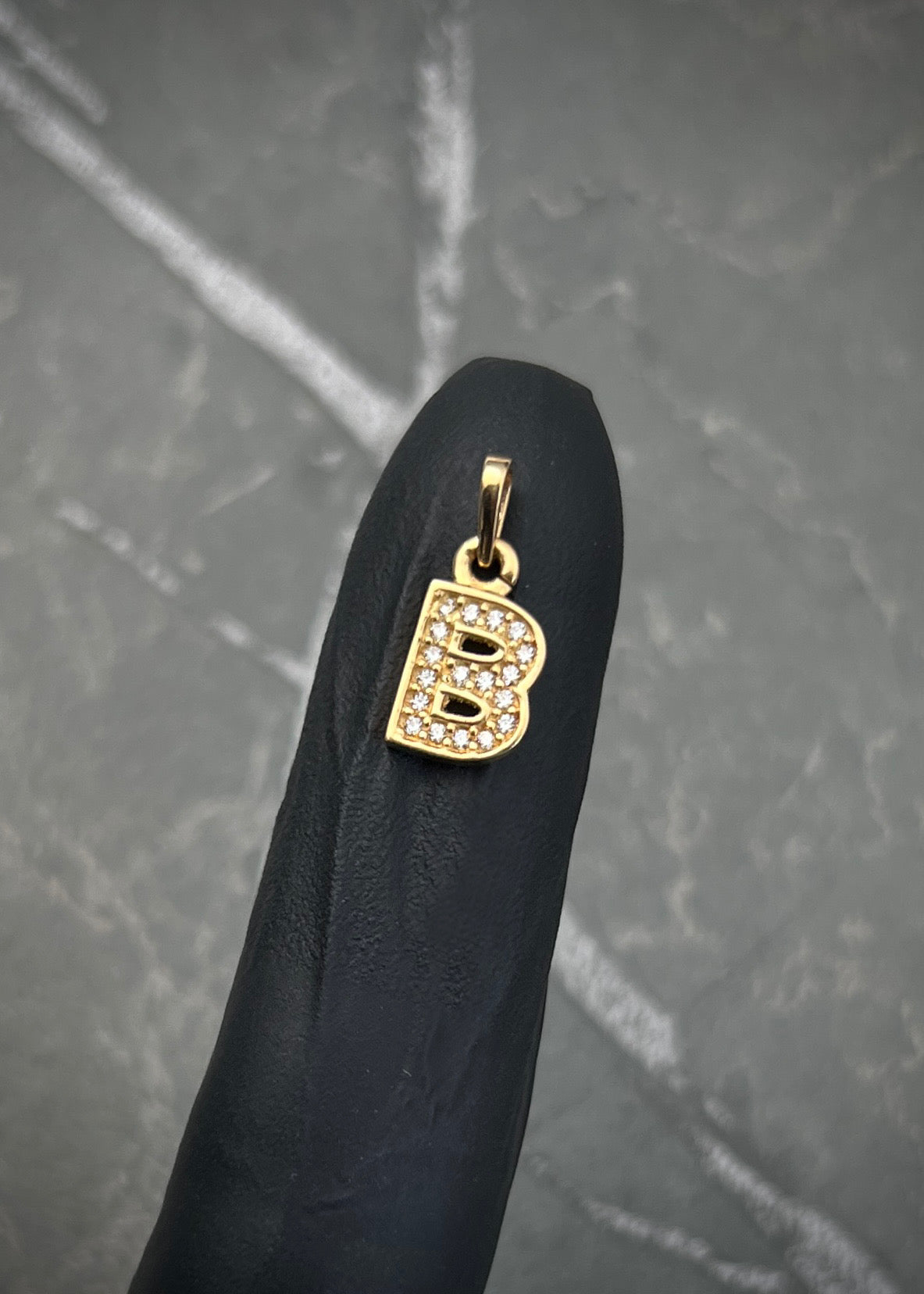 Dije letra B con swarovski blanco 0.75gr / Largo 1.5cm / Oro Amarillo Nac M