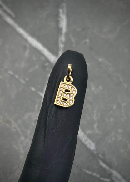 Dije letra B con swarovski blanco 0.75gr / Largo 1.5cm / Oro Amarillo Nac M
