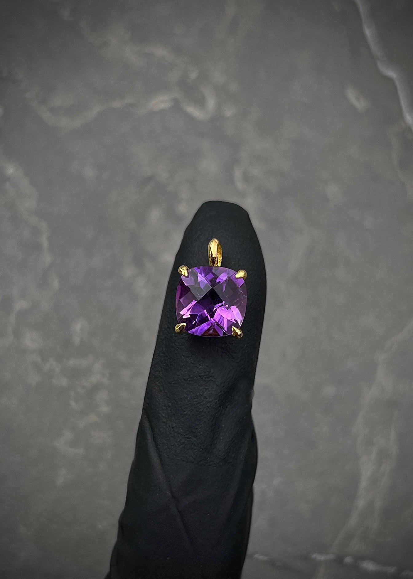Dije con 235pts de amatista 1.75gr / Largo 1.2cm / Oro Amarillo (Joya) B
