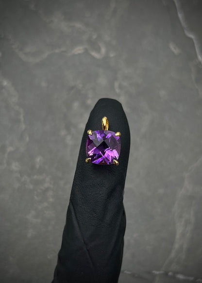 Dije con 235pts de amatista 1.75gr / Largo 1.2cm / Oro Amarillo (Joya) B