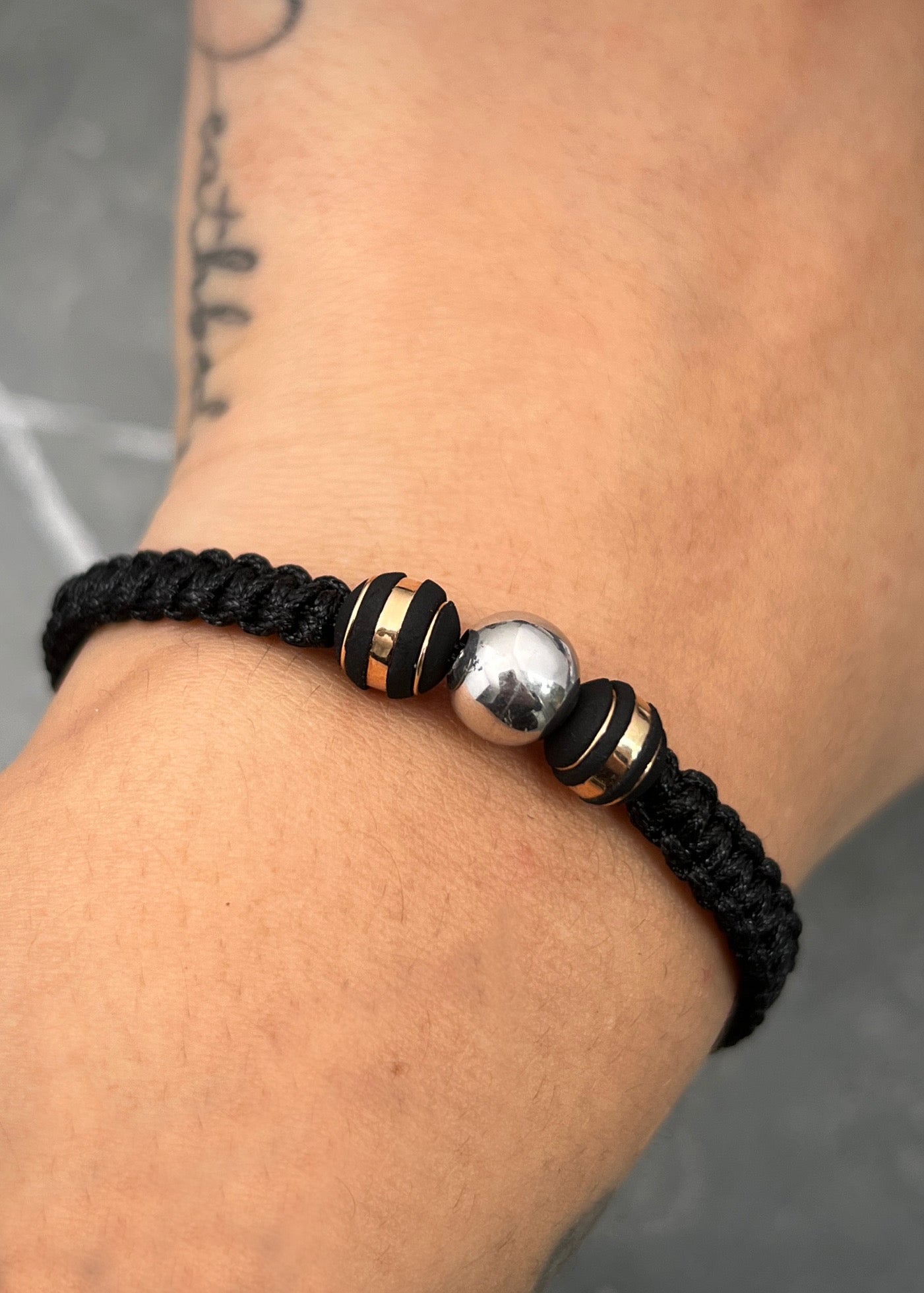 Pulsera en hilo negro con bolas lisas 0.35gr / Dos Oros (Joya) *