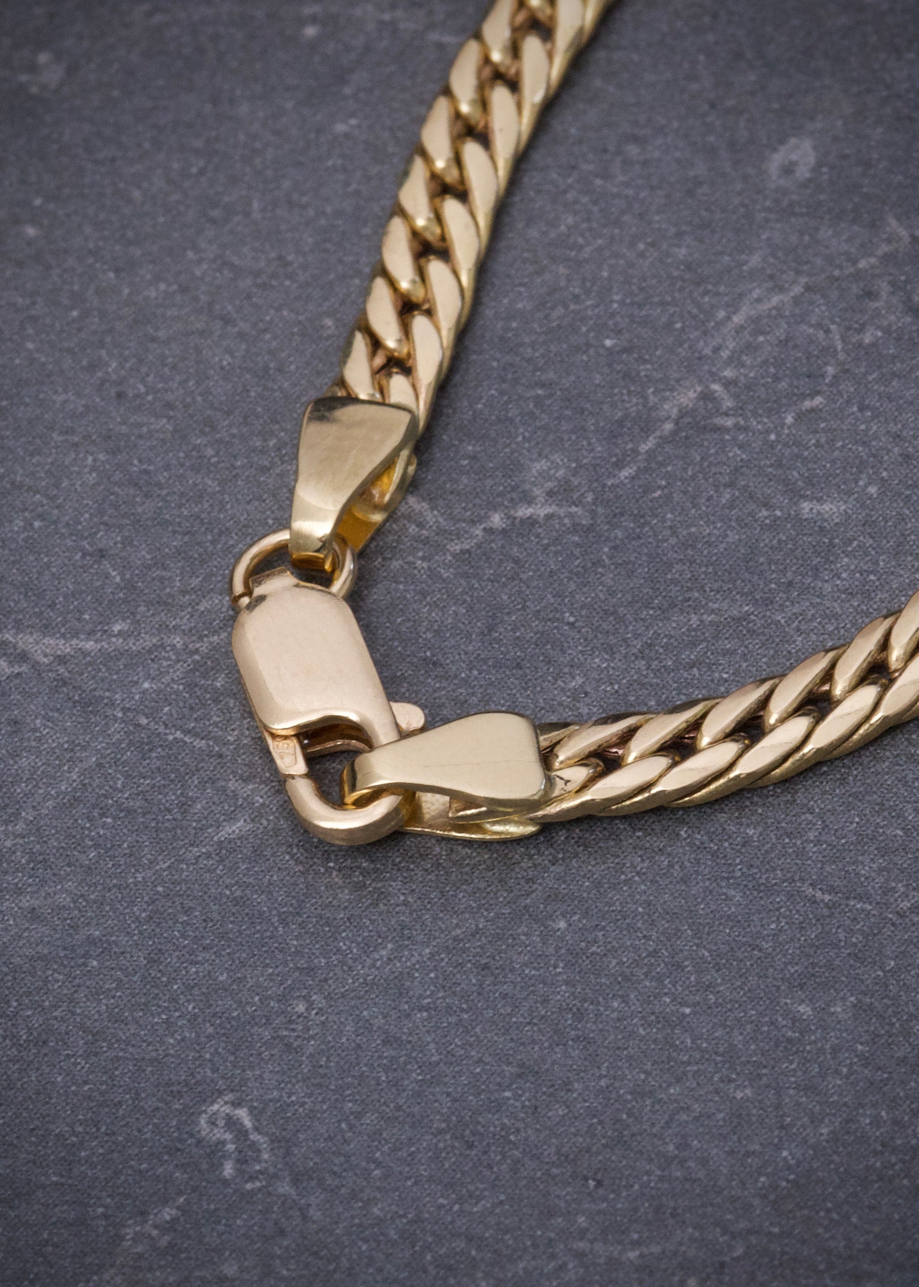 Cadena con 140pts de esmeralda y 90pts de diamantes 13.25gr / Largo 40cm / Oro Amarillo italy cte (Joya) P