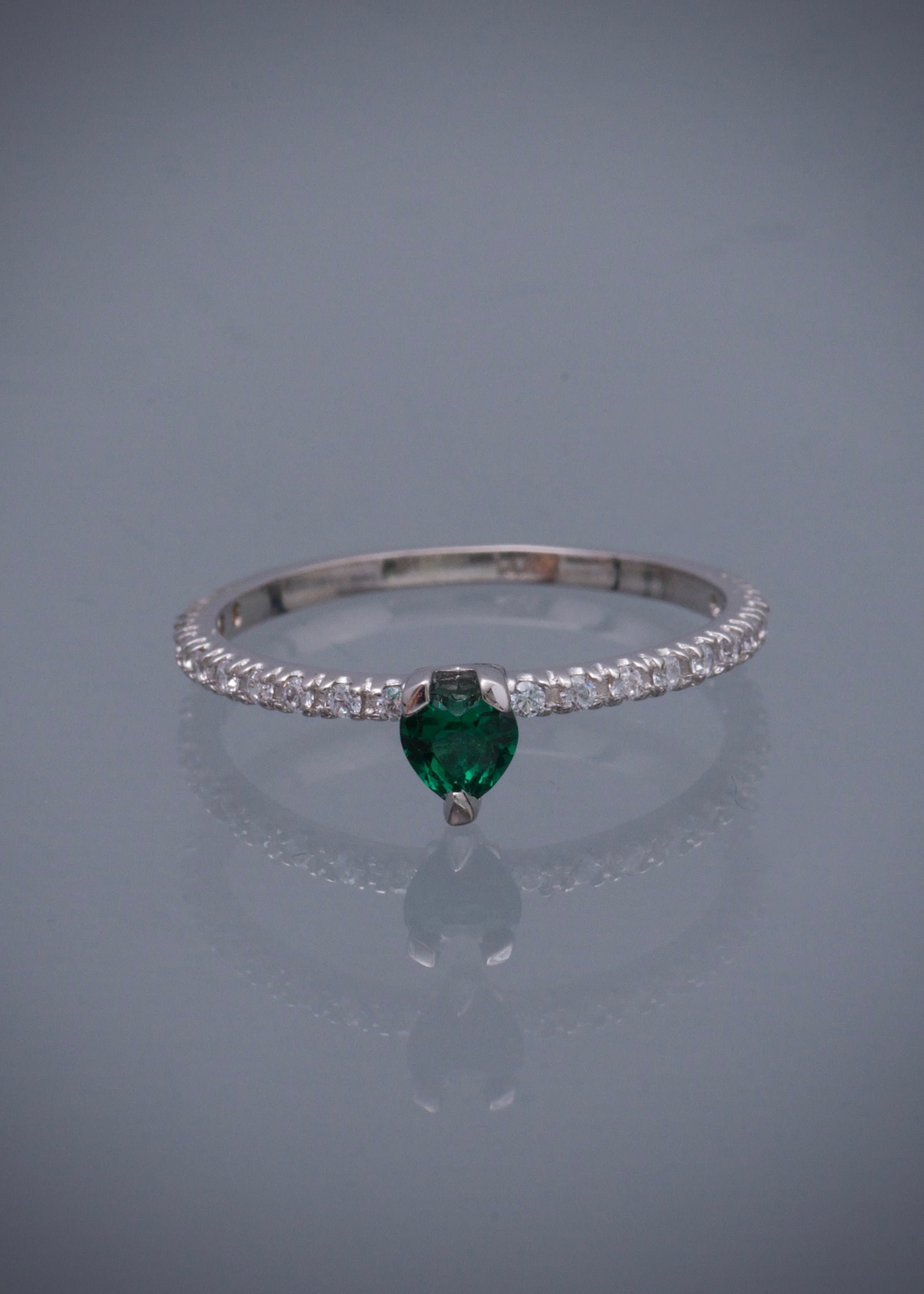Solitario corazon con swarovski blanco y verde 1.55gr / TALLA 6 3/4 / Oro Blanco Nac M