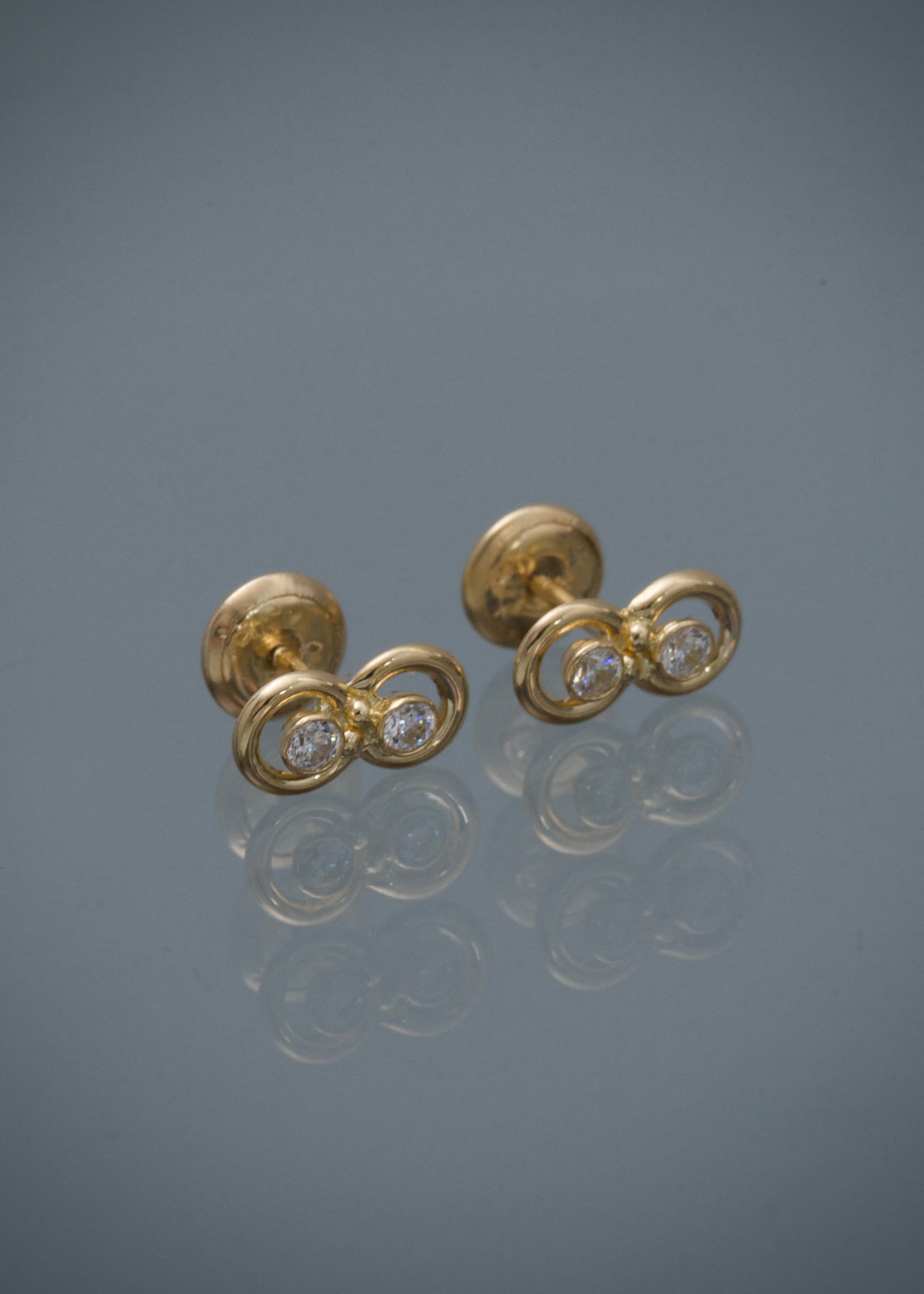 Topos infinito con swarovski blanco 0.85gr / Largo 0.49cm / Oro Amarillo Nac B