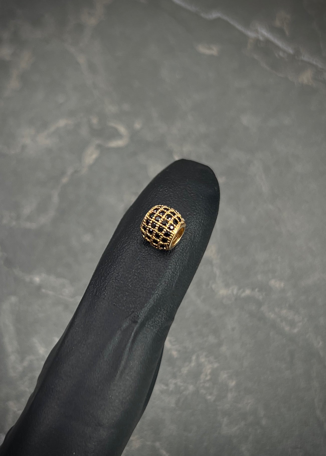 Herraje con swarovski negro 0.8gr / Largo 0.5cm / Oro Amarillo Nac B