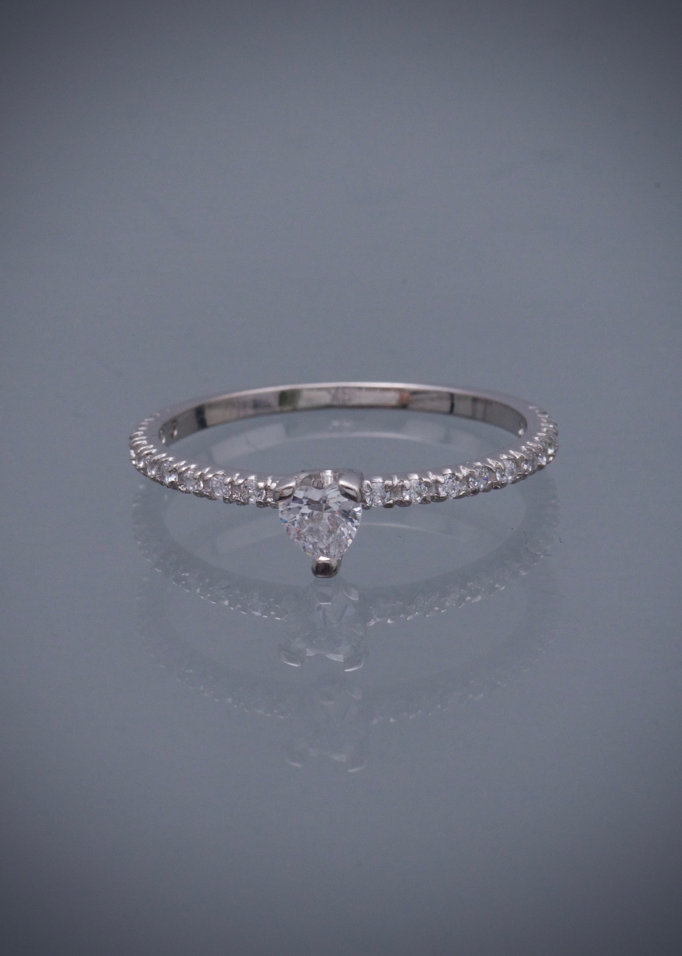 Solitario corazon con swarovski blanco 1.65gr / Talla 7 1/4 / Oro Blanco Nac B