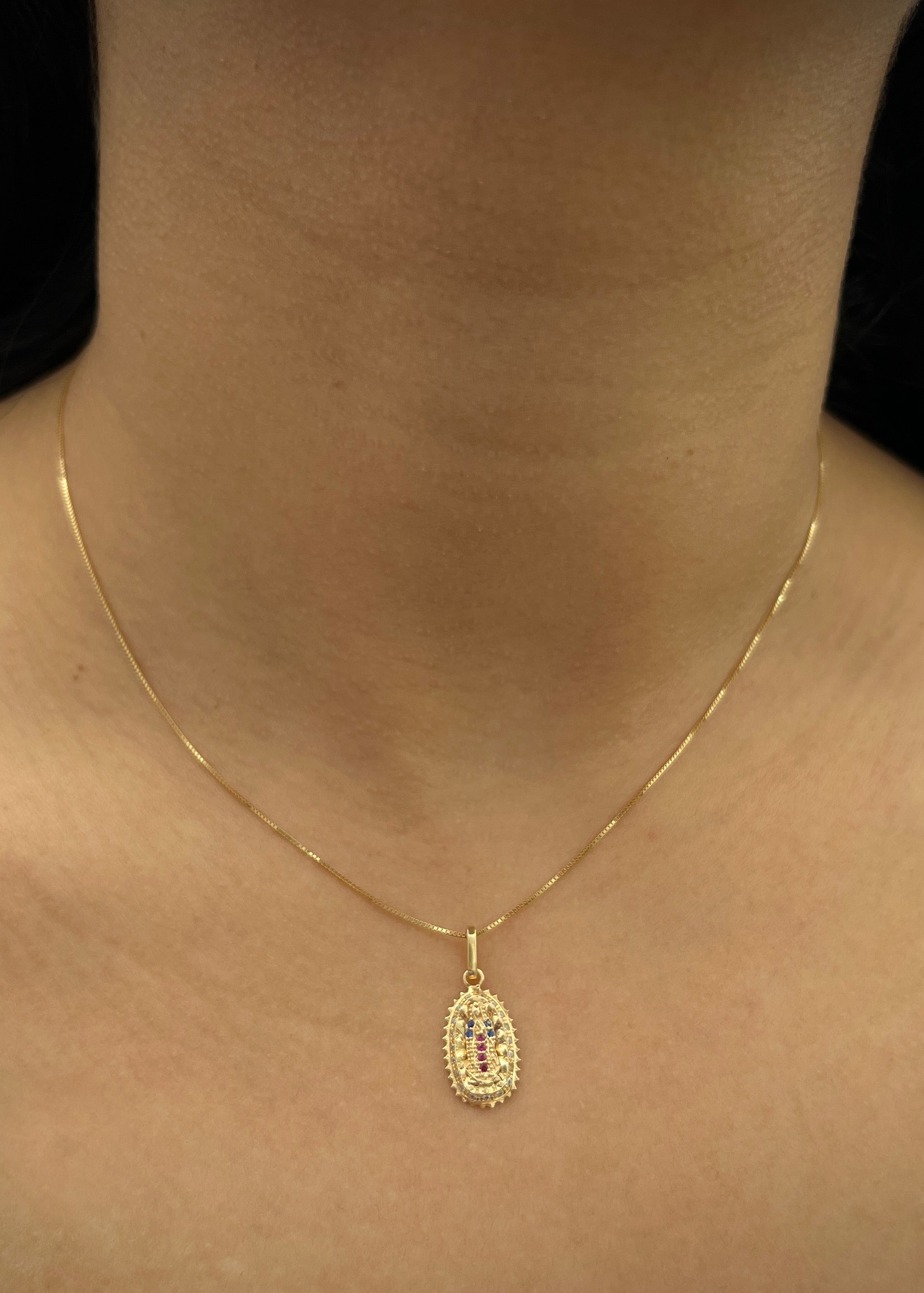 Dije virgen de guadalupe con swarovski azul 1.4gr / Largo 2.2cm / Oro Amarillo Nac B