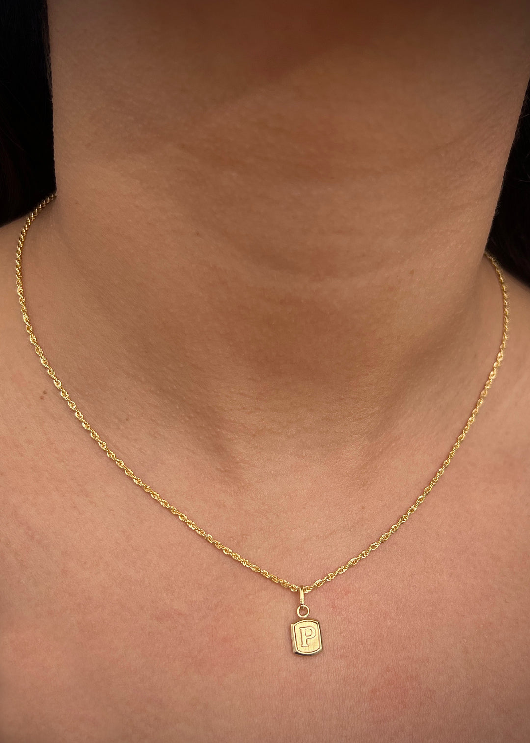 Dije letra p 0.35gr / Largo 1.5 cm — Oro Amarillo