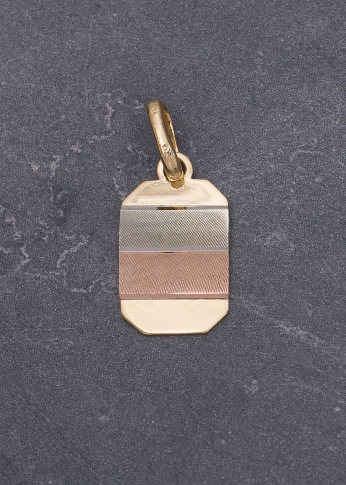 Dije placa 2.15gr / Largo 2.4cm / Tres Oros Nac B