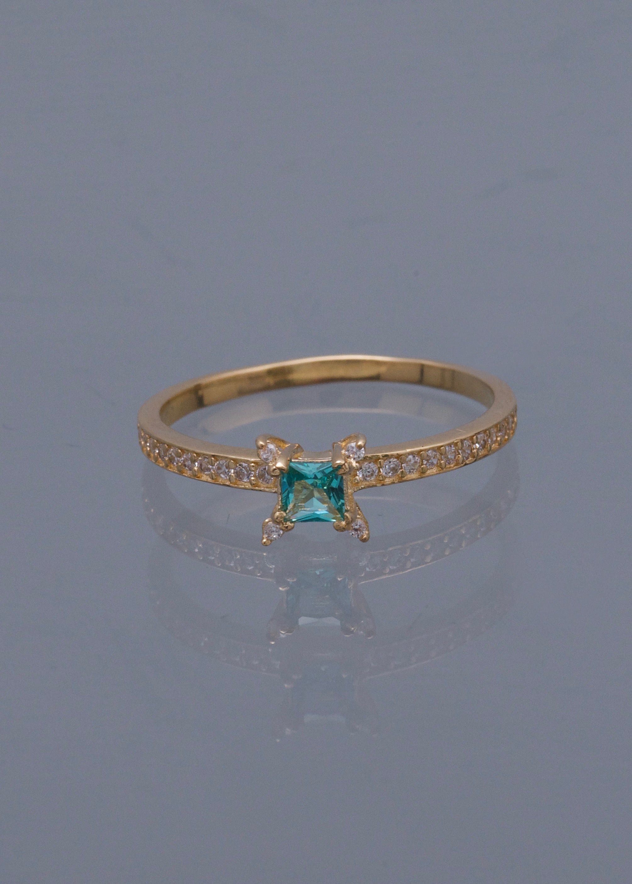 Solitario cuadrado con swarovski blanco y azul 1.55gr / TALLA 6 / Oro Amarillo Nac P