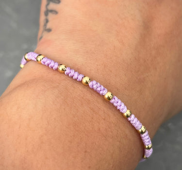 Pulsera en hilo morado con bolas lisas 0.75gr / Oro Amarillo (Joya) M