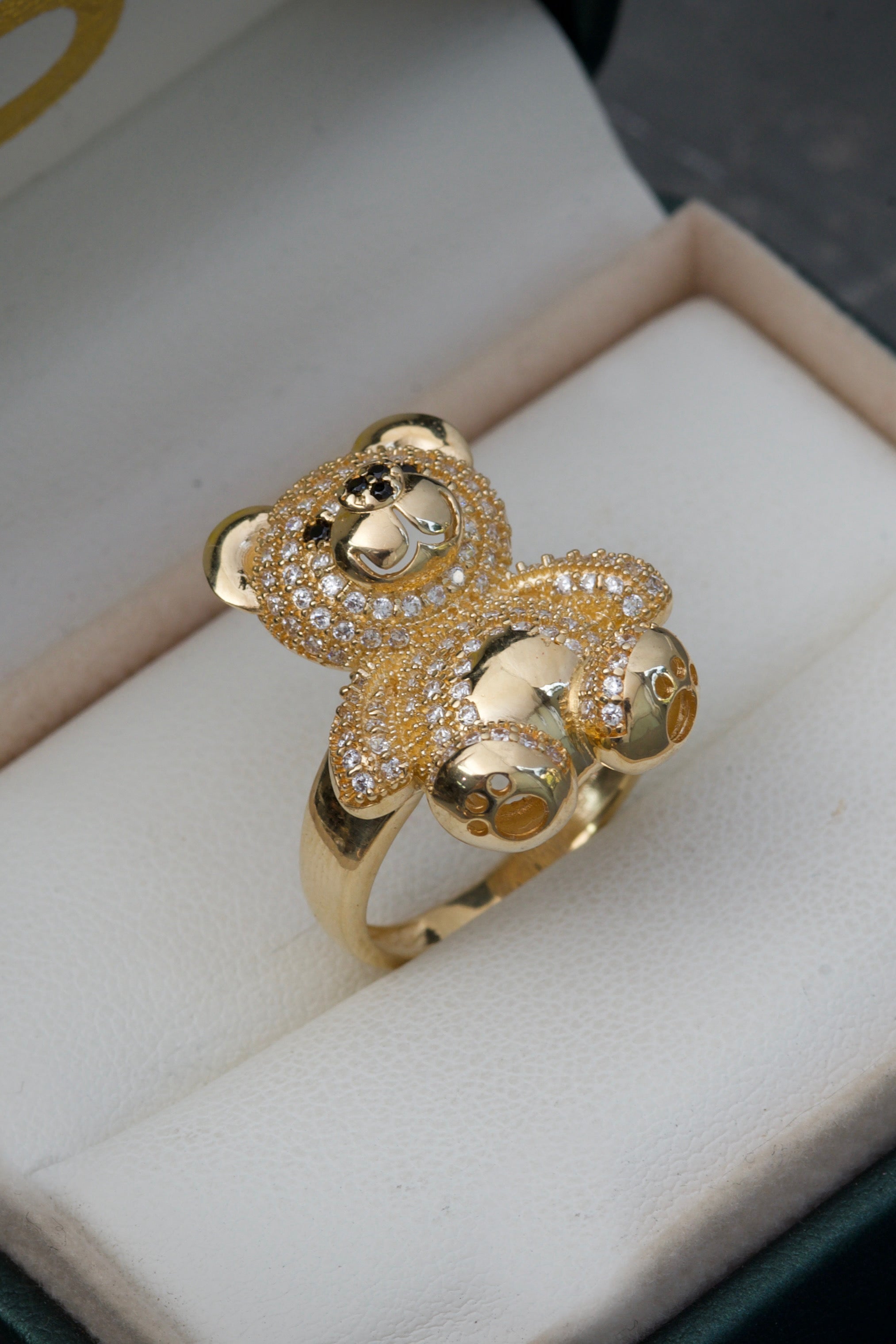 Anillo De OSO COn Swarovski Blanco Y Negro 7.7gr / Talla: 7 / Oro Amarillo Nac M