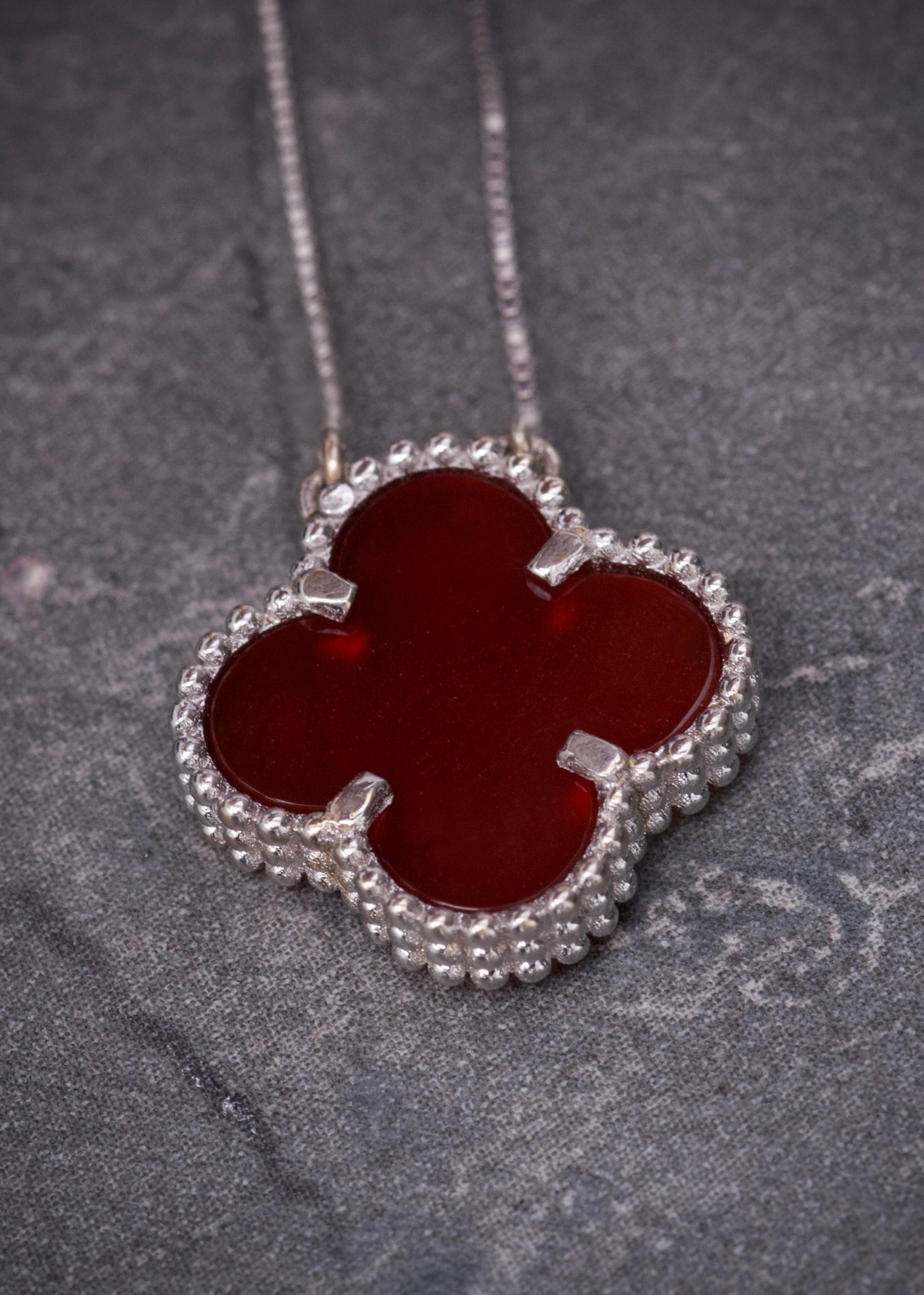 Cadena lucky clover piedra roja 2.65gr / Largo  50cm / Oro Blanco italy cte P