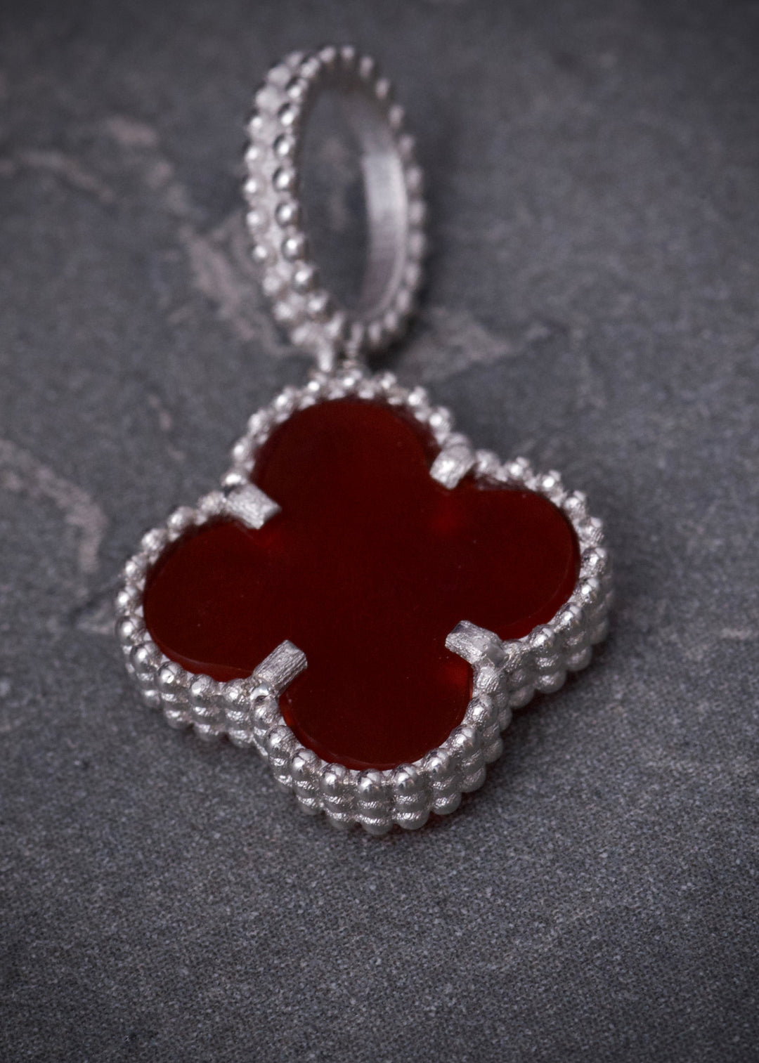 Dije lucky clover piedra roja 2gr / Largo 2.3cm — Oro Blanco