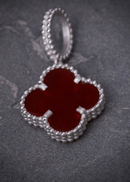 Dije lucky clover piedra roja 2gr / Largo 2.3cm / Oro Blanco Nac B