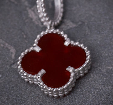 Dije lucky clover piedra roja 2gr / Largo 2.3cm / Oro Blanco Nac B