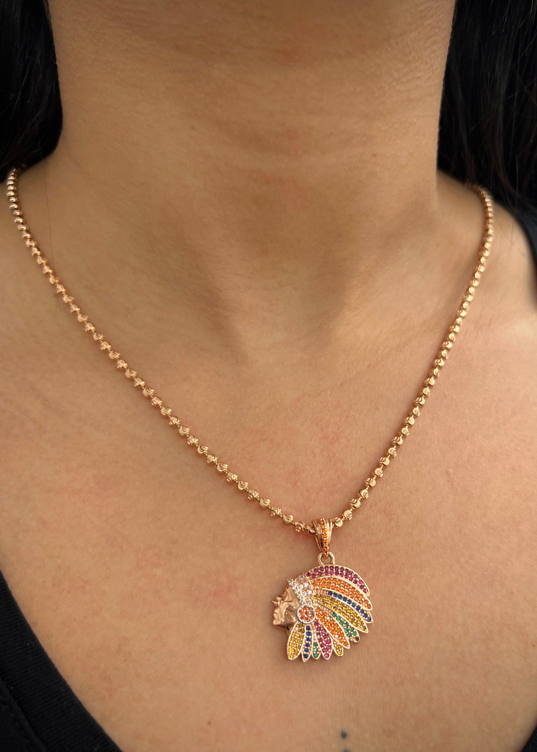 Dije indio con swarovski multicolor 6.45gr / Largo 3.2cm — Oro Rosado