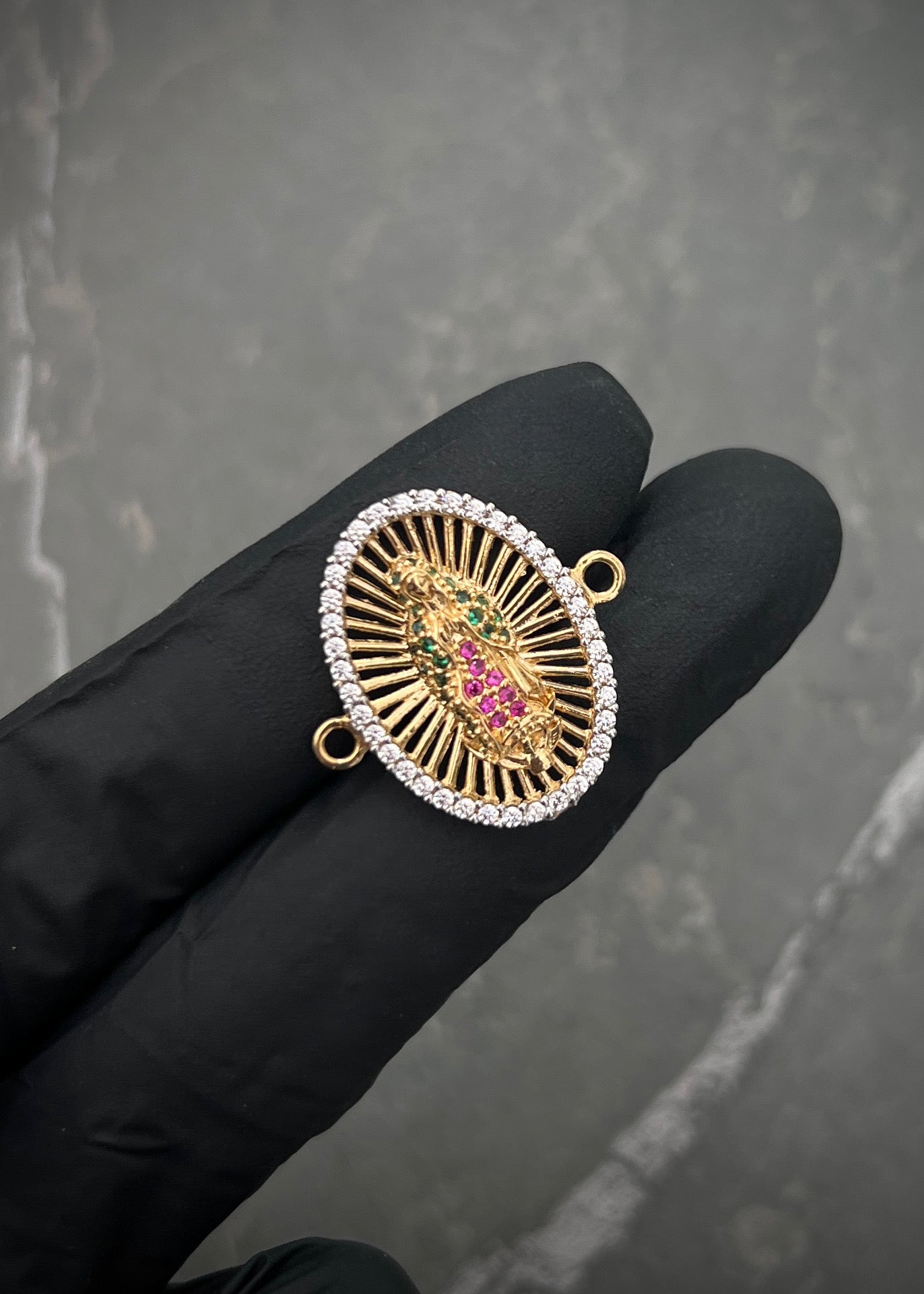 Herraje virgen de guadalupe con swarovski multicolor 3.25gr / Largo 2.3cm / Oro Amarillo Nac B