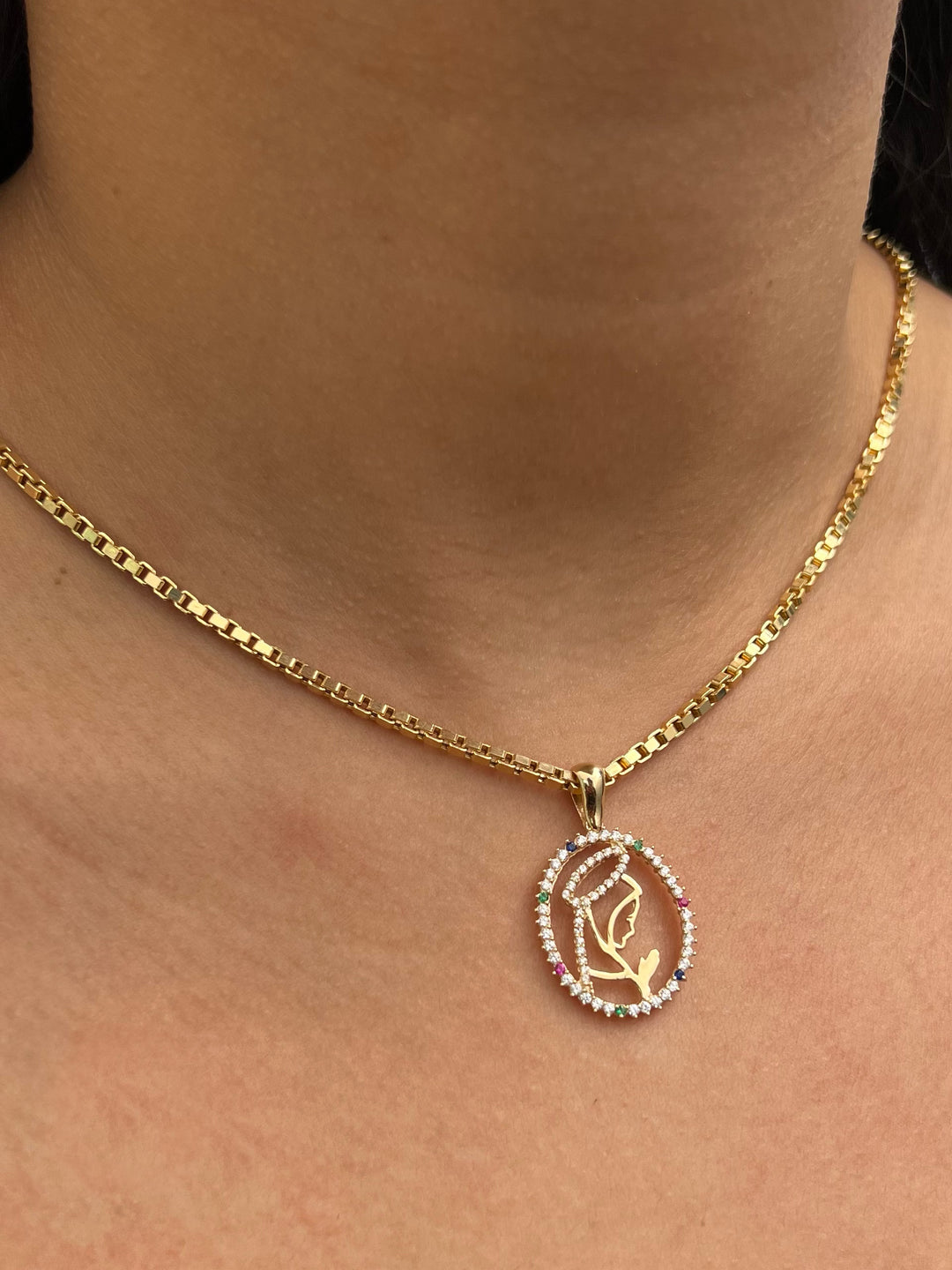 Dije virgen de guadalupe con swarovski multicolor 2.85gr / Largo 3cm — Oro Amarillo