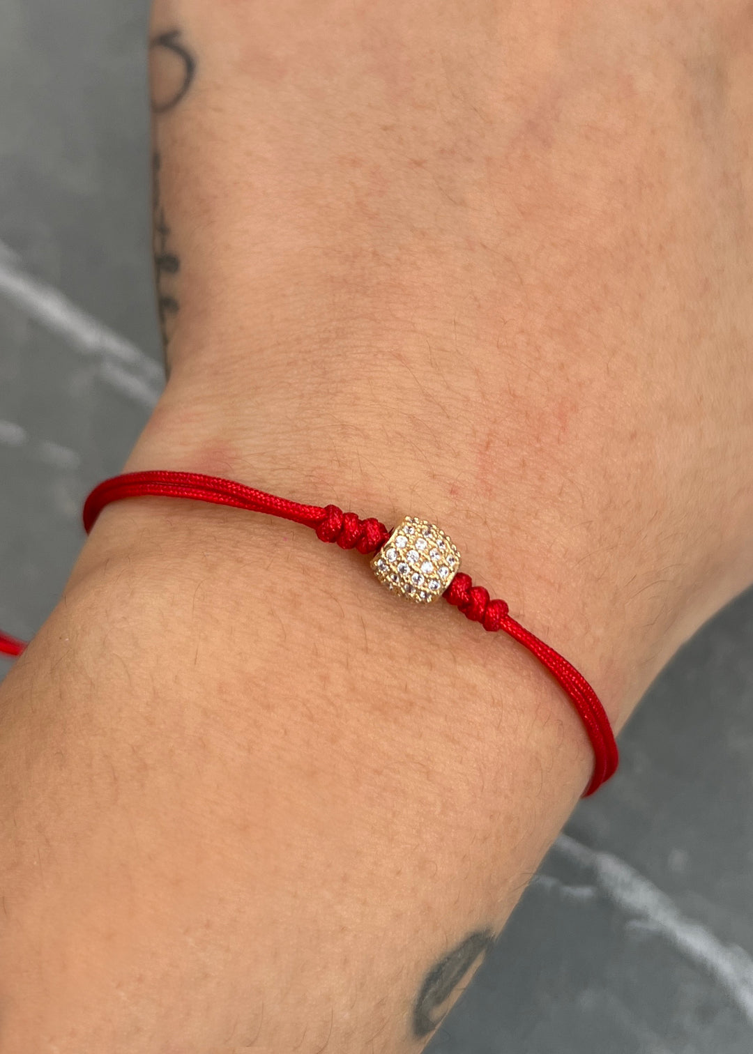 Pulsera en hilo rojo con herraje 0.95gr — Oro Amarillo