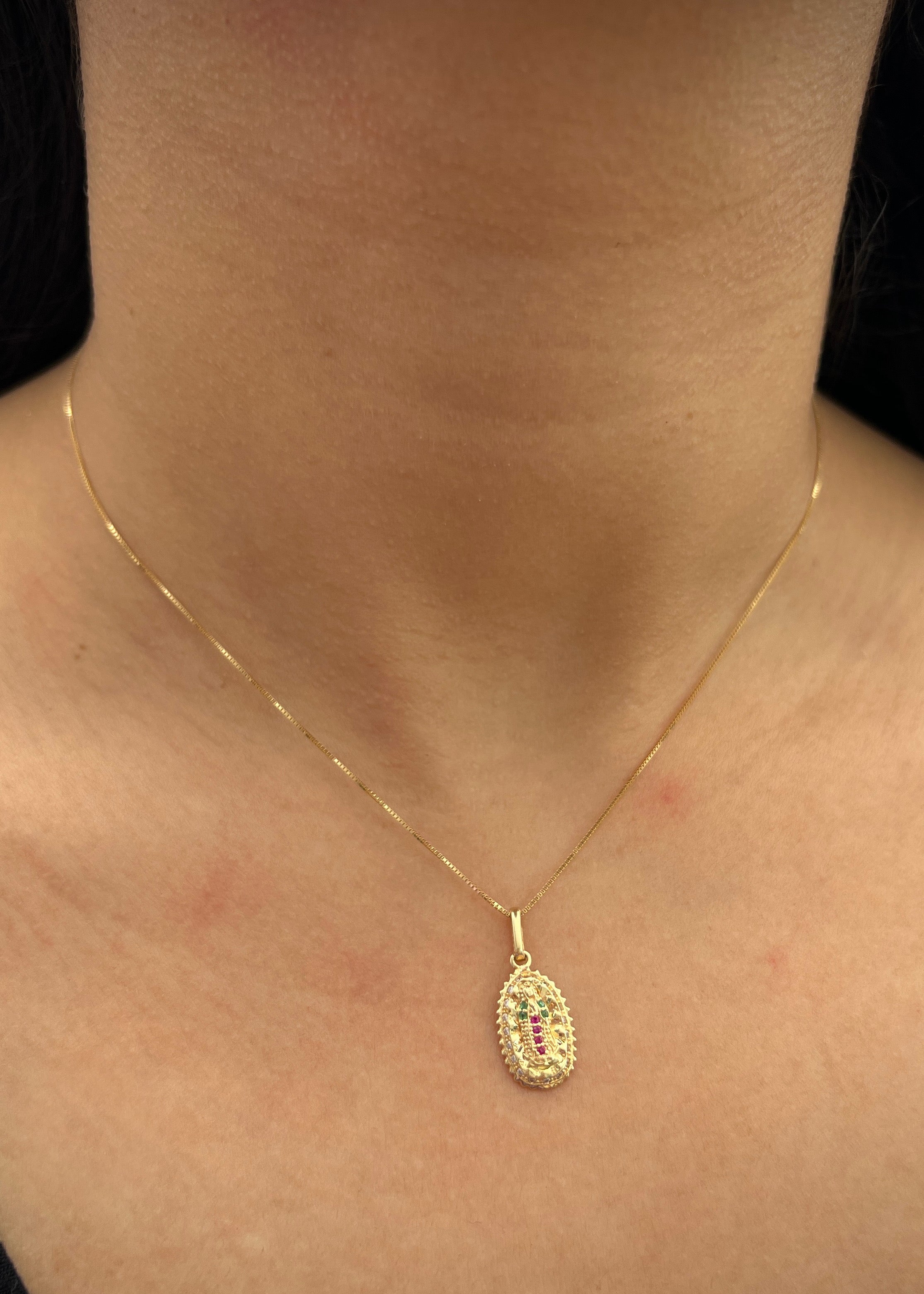 Dije virgen de guadalupe con swarovski verde 1.4gr / Largo 2.2cm / Oro Amarillo Nac B