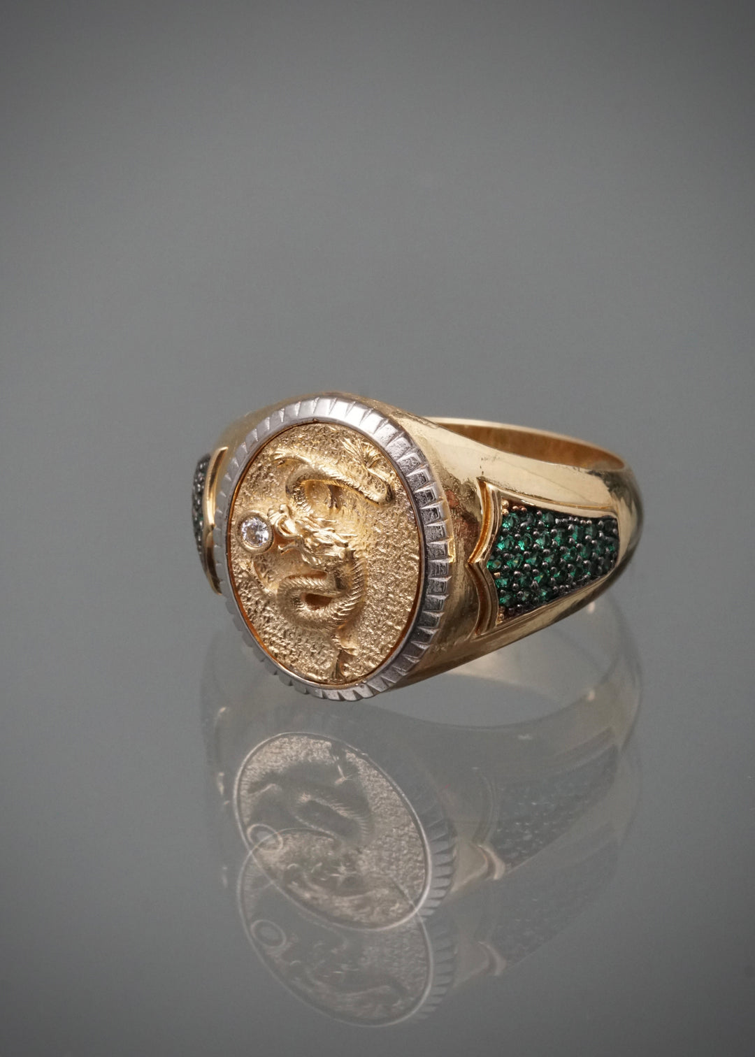 Anillo dragon con swarovski verde y blanco 9.3gr / Talla 12 1/4 — Oro Amarillo