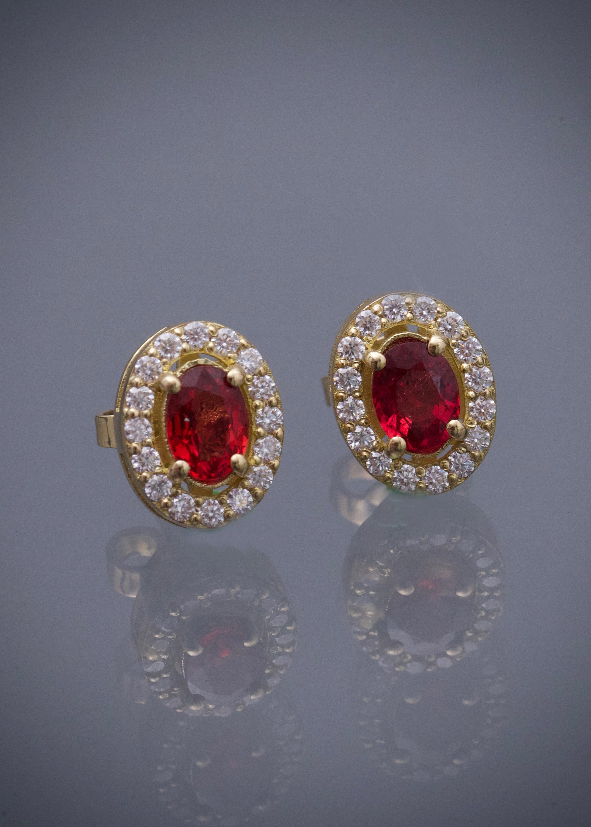 Topos con 84pts de zafiro y 40pts de moissanita 3.2gr / Largo 0.95cm / Oro Amarillo Nac (Joya) B