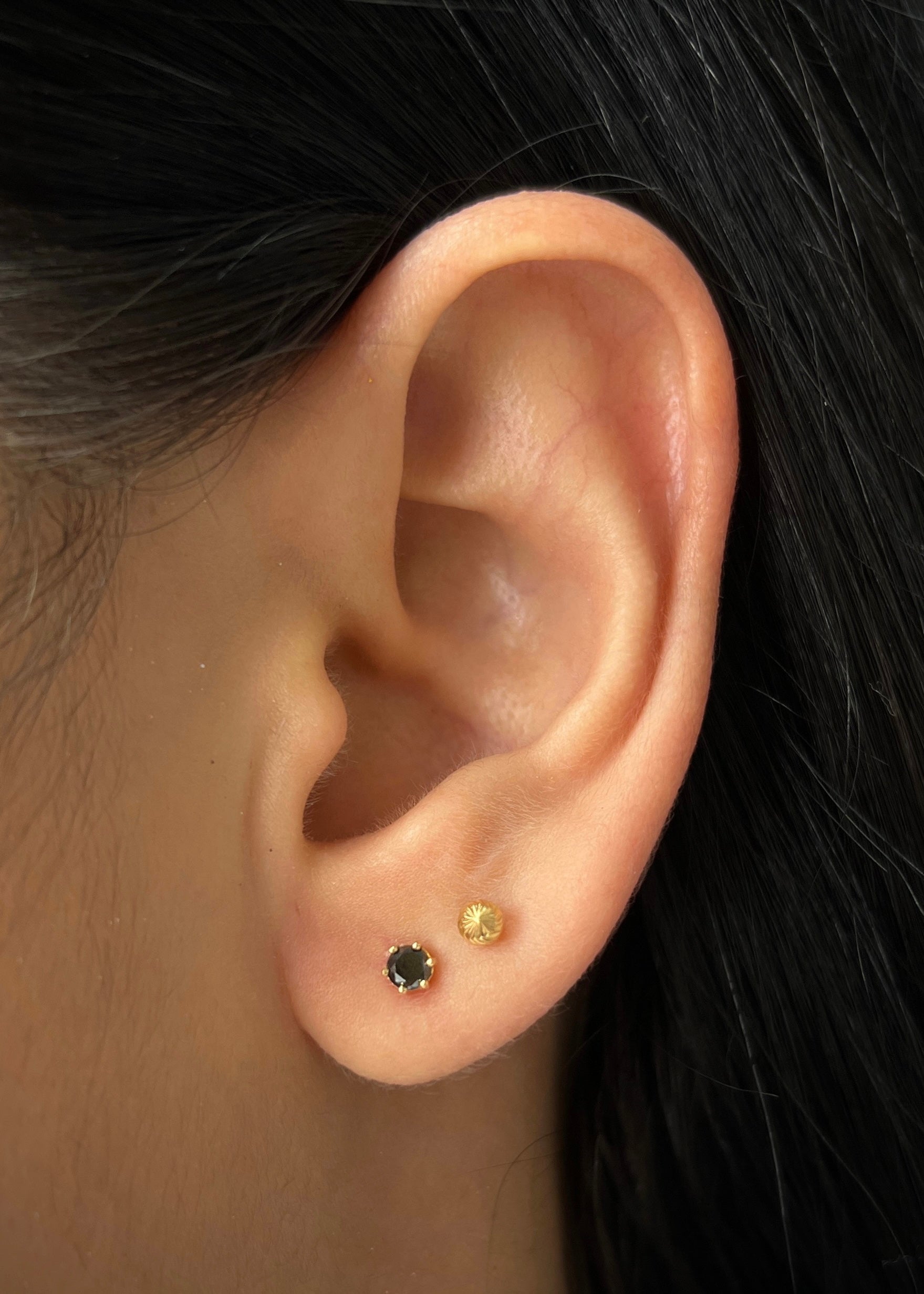 Topos con 26pts de diamante negro 0.6gr / Largo 1 cm / Oro Amarillo Nac (Joya) B