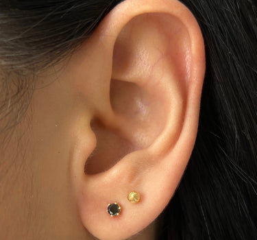 Topos con 26pts de diamante negro 0.6gr / Largo 1 cm / Oro Amarillo Nac (Joya) B