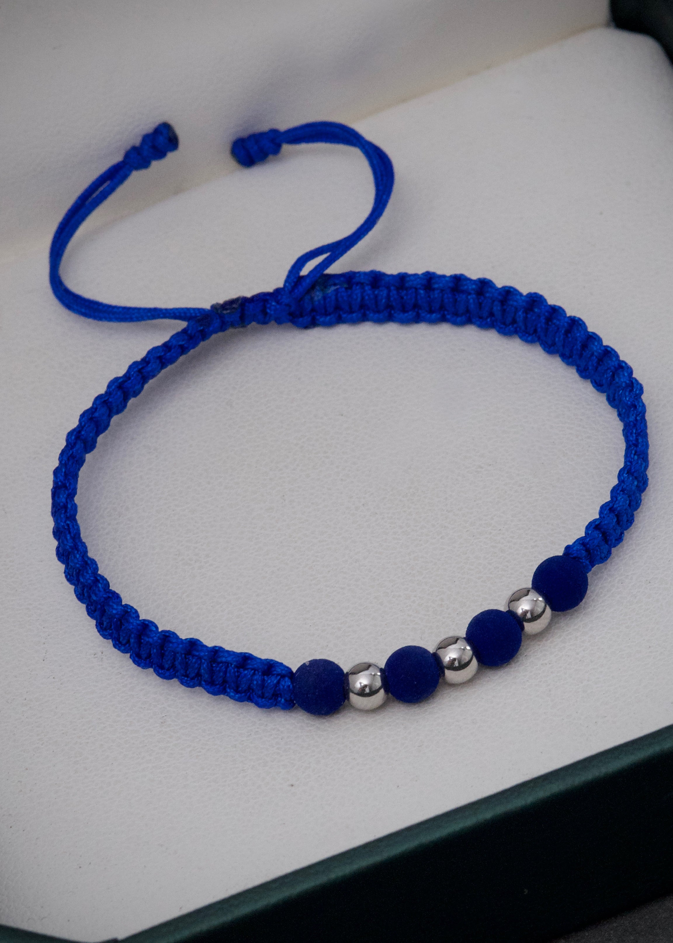 Pulsera en hilo azul con bolas lisas 4mm y neoprenos 0.25gr / Oro Blanco (Joya)*