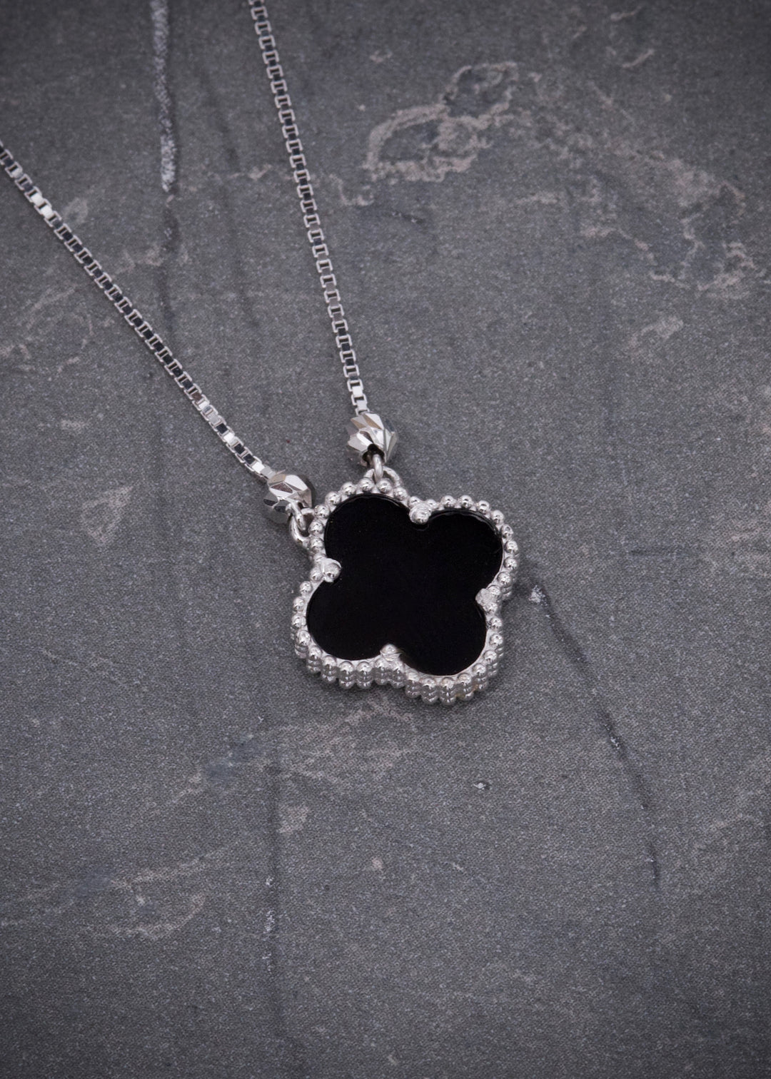 Cadena lucky clover piedra negra 4.2gr / Largo 45cm — Oro Blanco