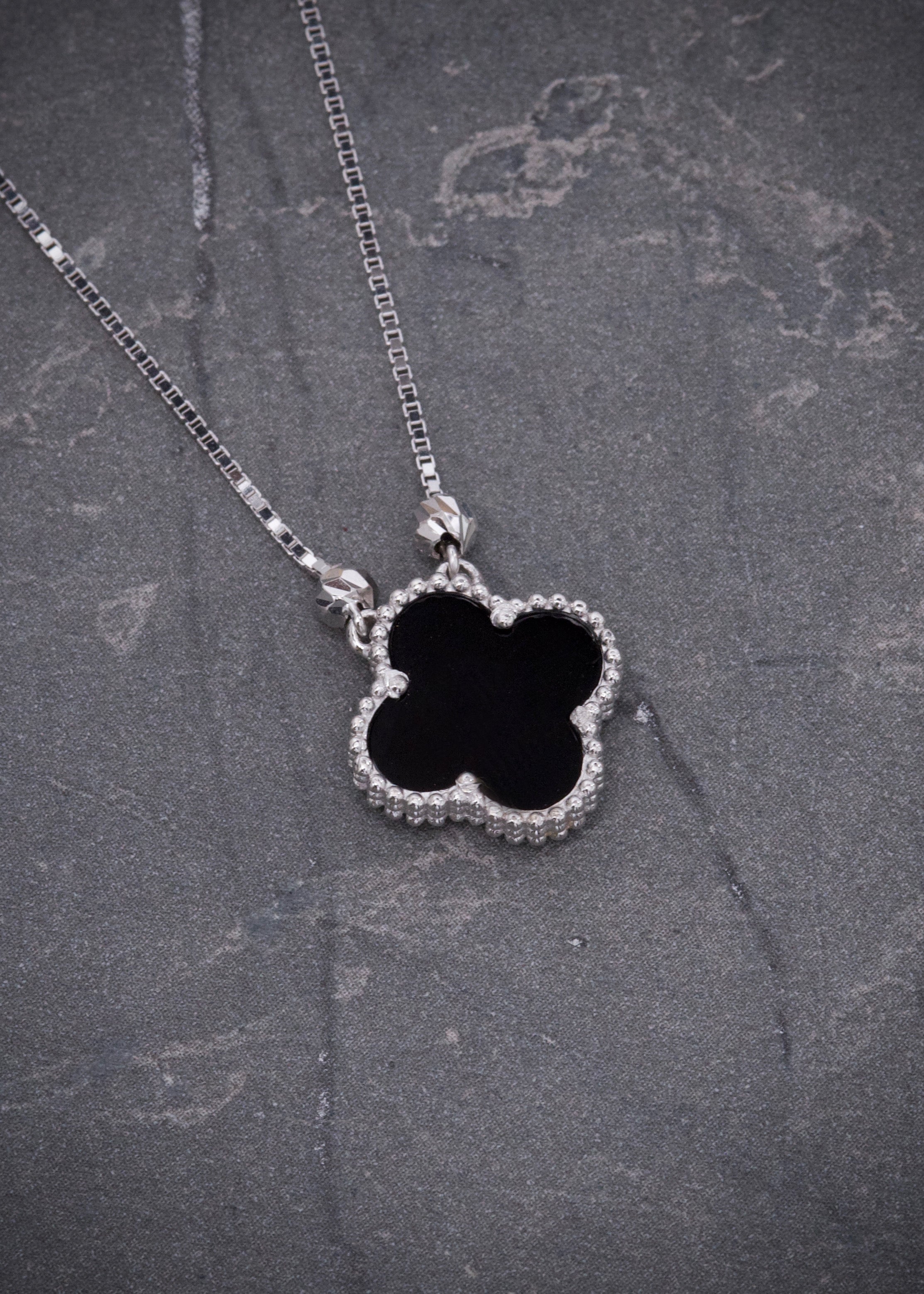 Cadena lucky clover piedra negra 4.2gr / Largo 45cm / Oro Blanco italy cte M
