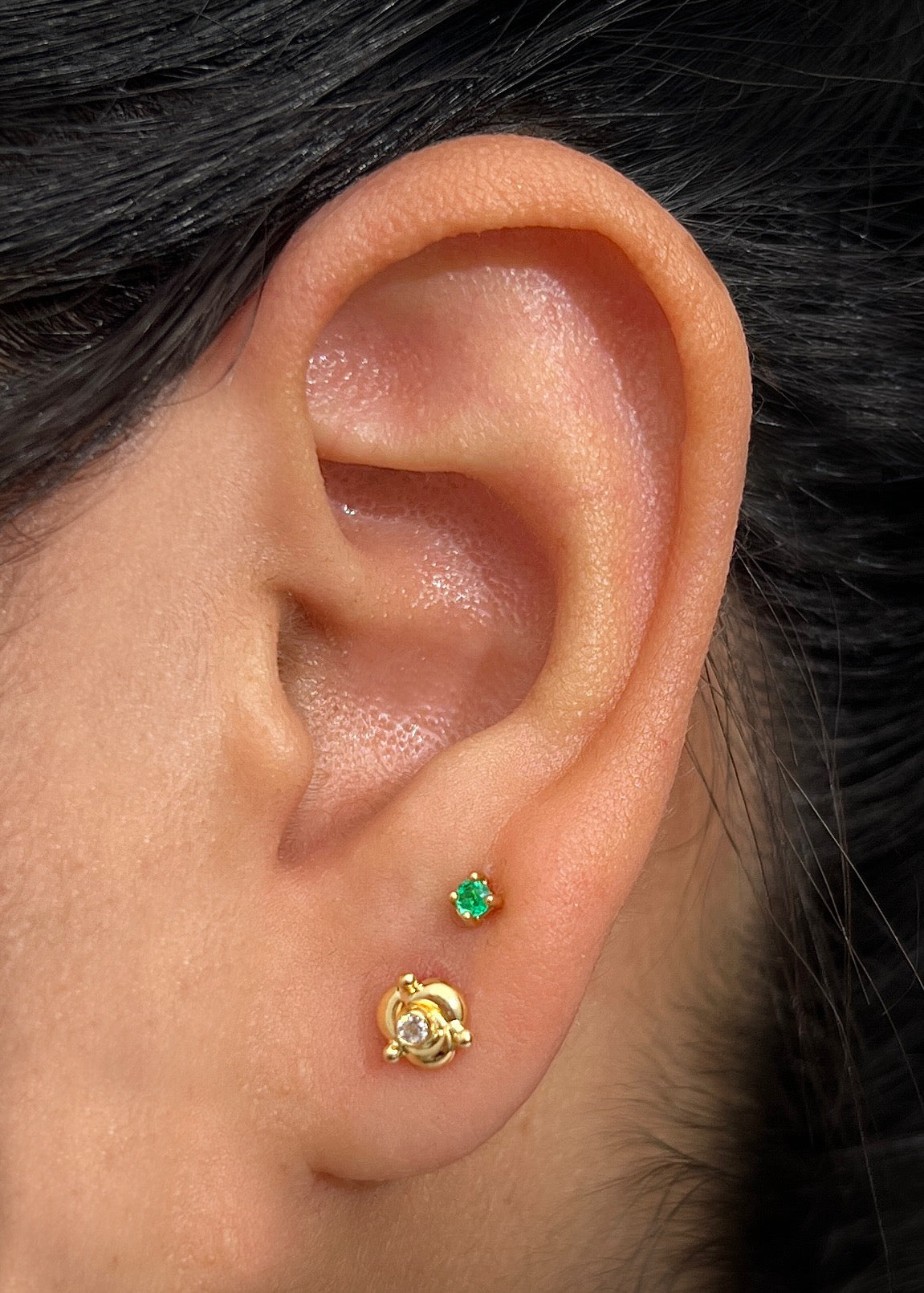 Topos flor con swarovski blanco 0.75gr / Largo 0.6cm / Oro Amarillo Nac B