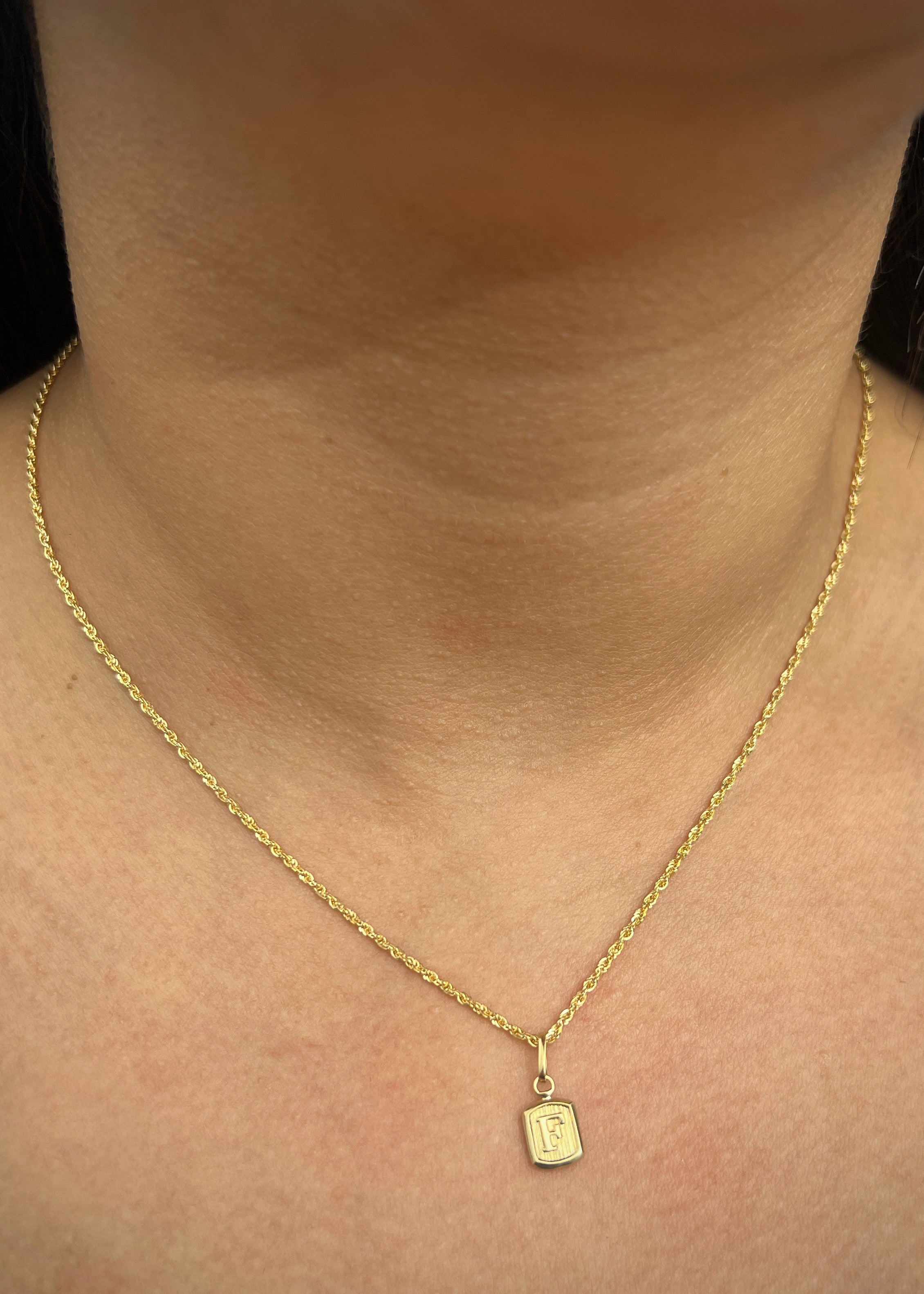 Dije letra F 0.4gr / Largo 1.4cm / Oro Amarillo Nac M