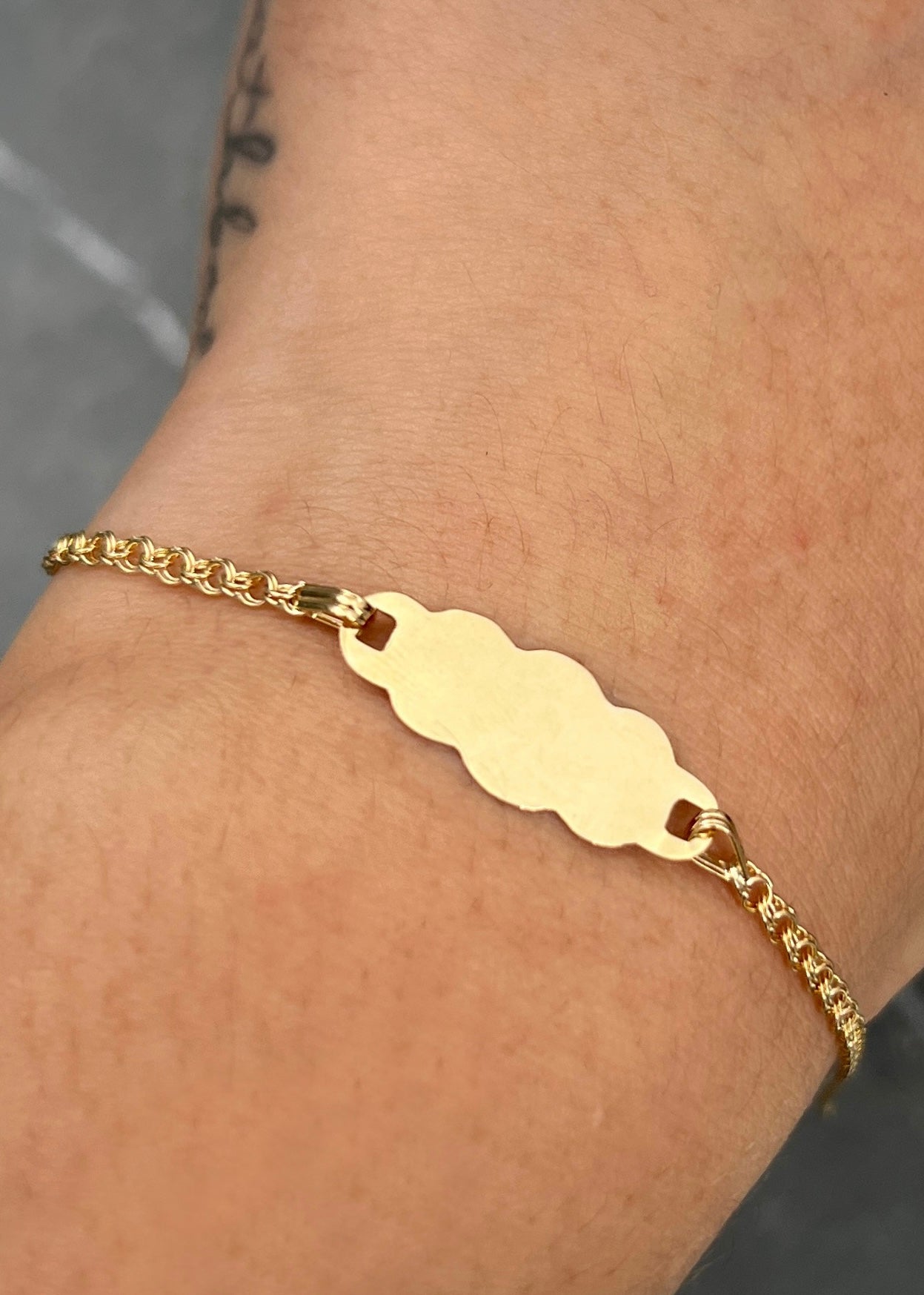 Pulso bebe con placa 1.5gr / Largo 14cm — Oro Amarillo