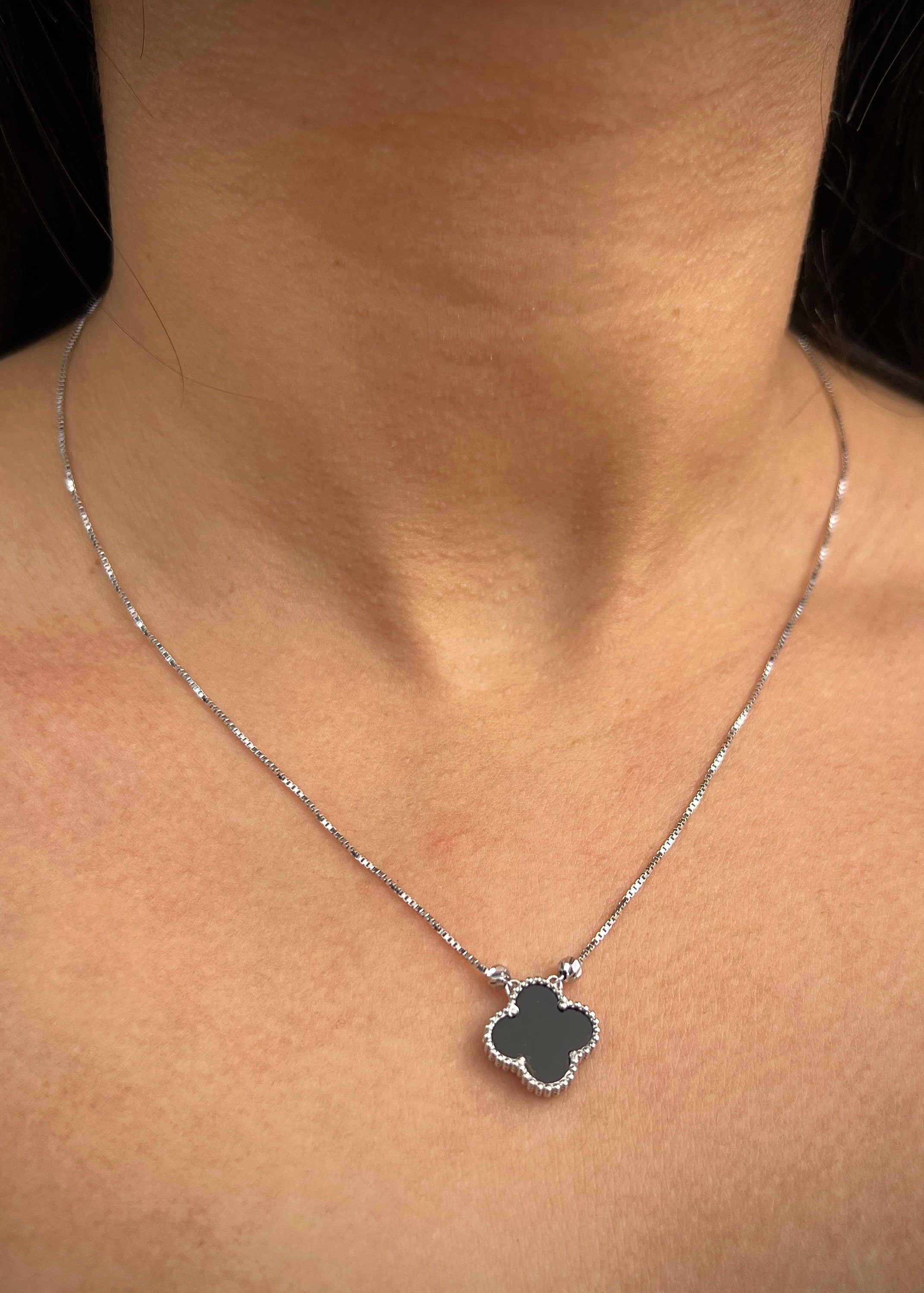 Cadena lucky clover piedra negra 4.2gr / Largo 45cm / Oro Blanco italy cte M