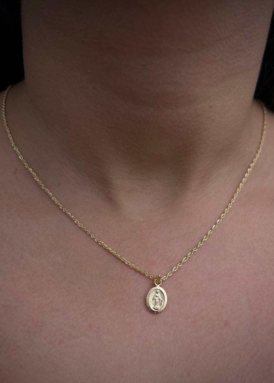 Dije virgen de la milagrosa 0.45gr / Largo 1.8cm — Oro Amarillo