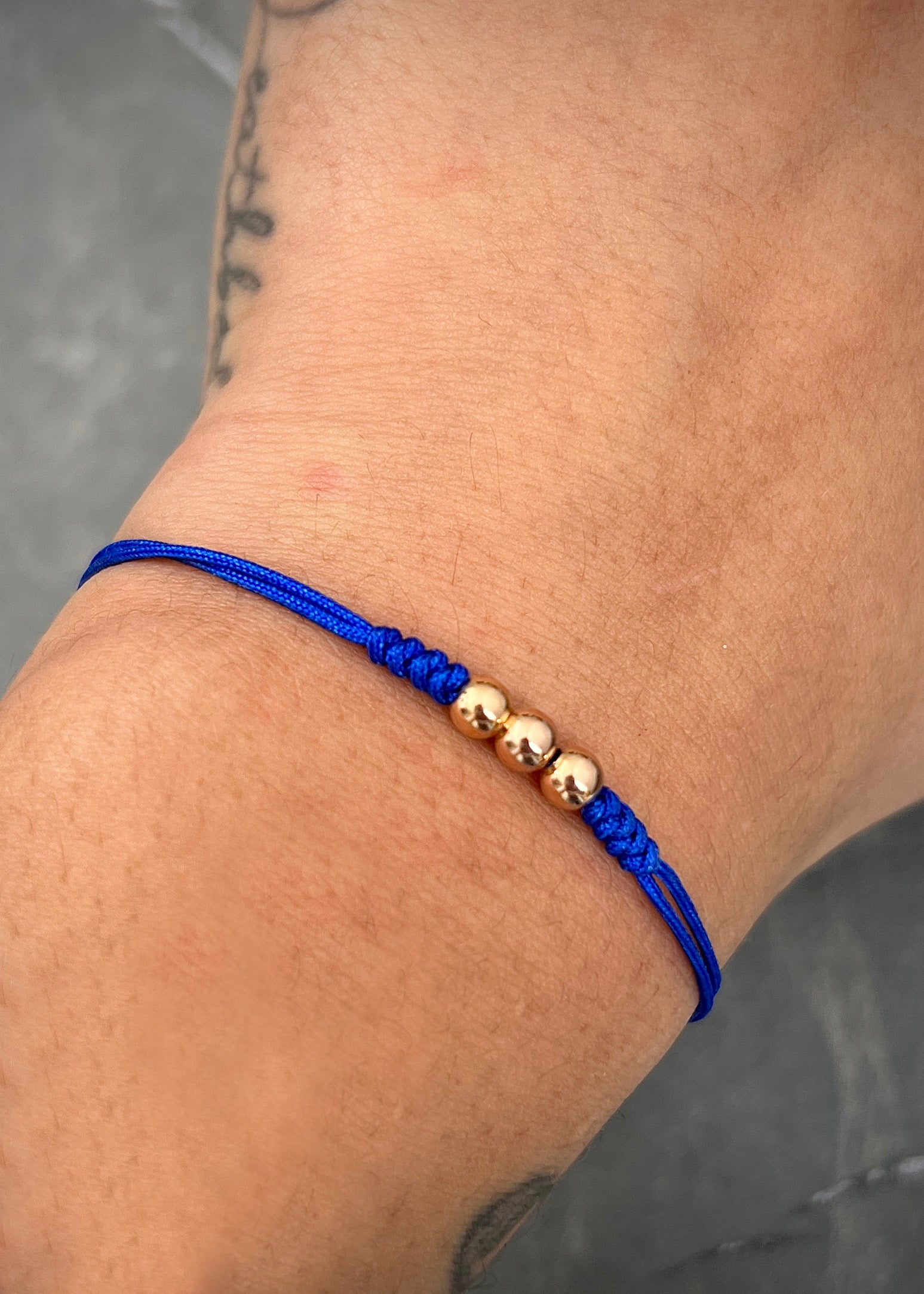 Pulsera en hilo azul con bolas lisas 4mm 0.25gr / Oro Rosado (Joya)*