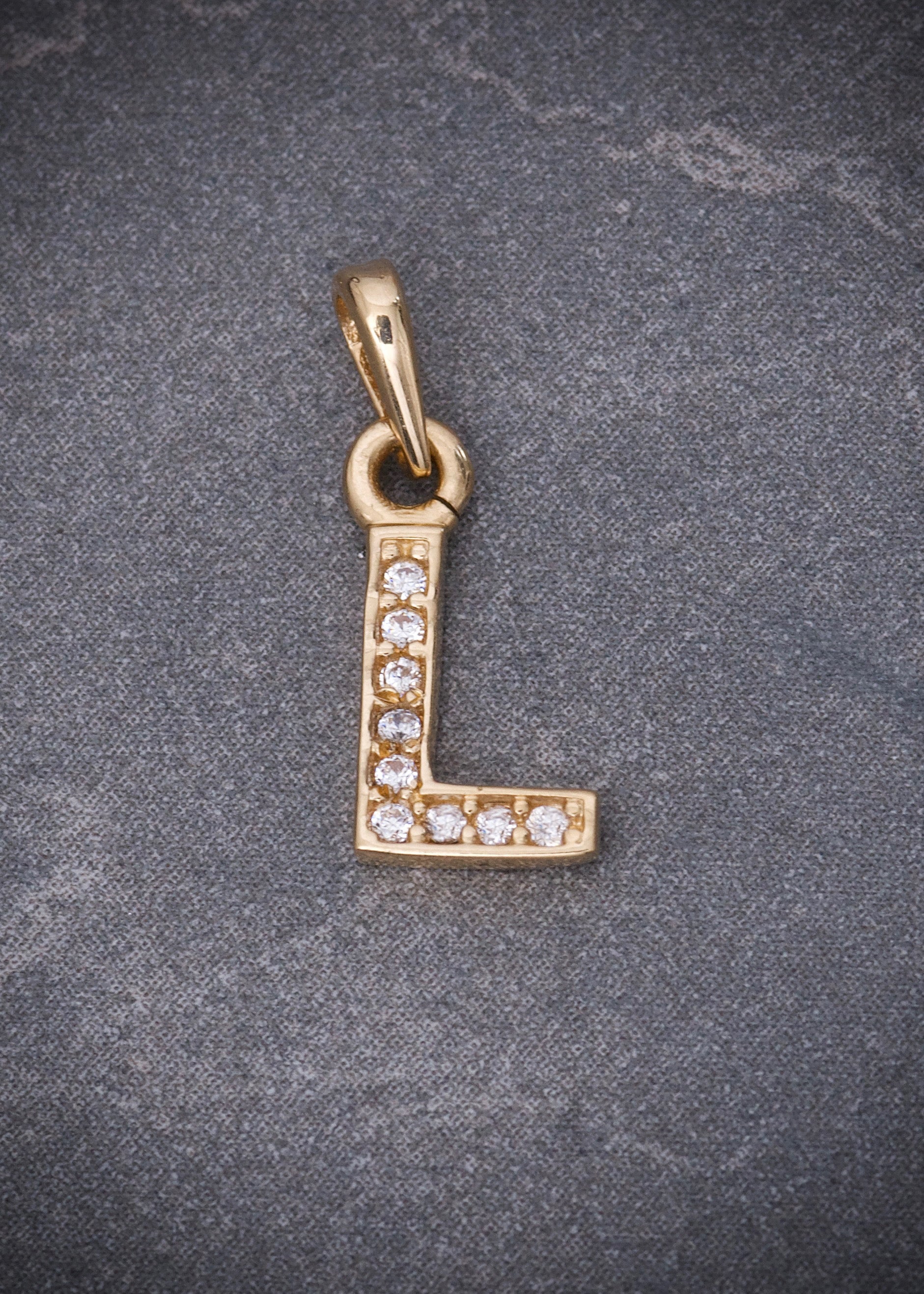 Dije letra L con swarovski blanco 0.55gr / Largo 1.5cm / Oro Amarillo Nac B