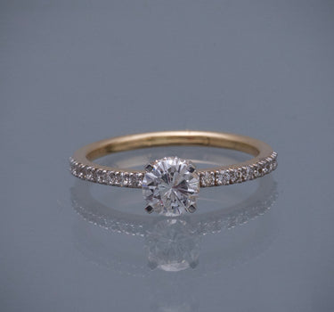 Solitario con 60pts de diamante central y 27pts de diamantes laterales 2.45gr / TALLA 6 3/4 / Oro Amarillo Nac (Joya) P
