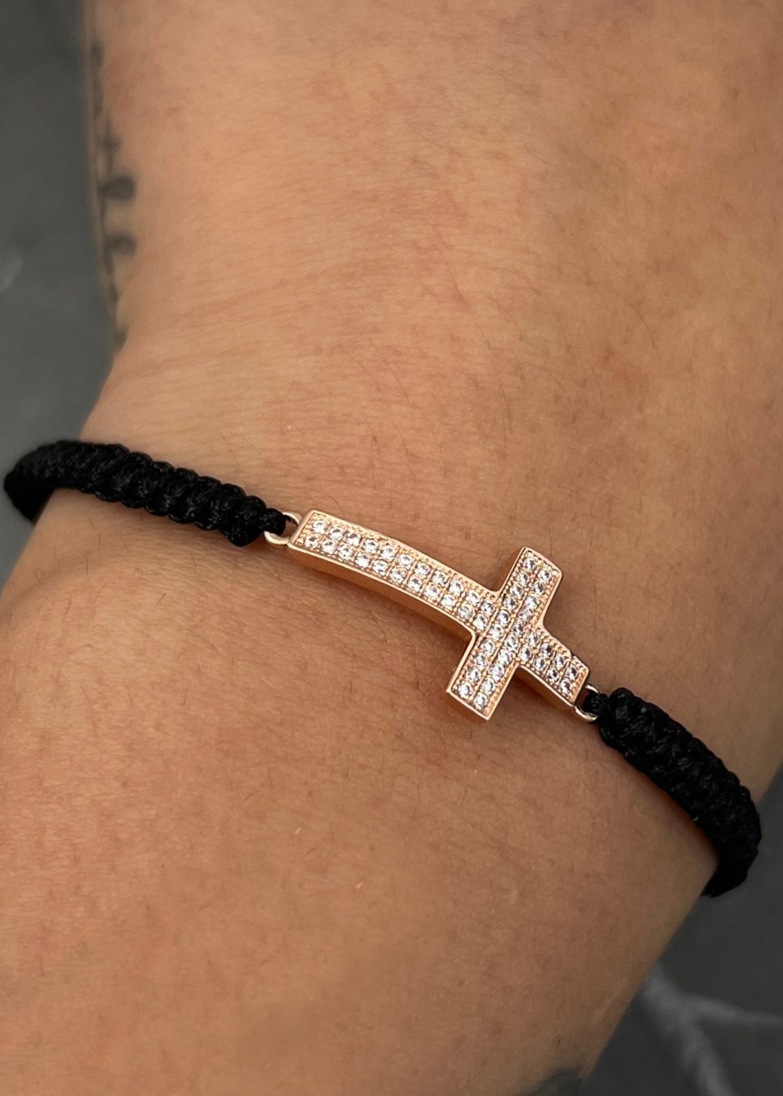 Pulsera en hilo negro con herraje cruz 1.55gr / Oro Rosado (Joya) M