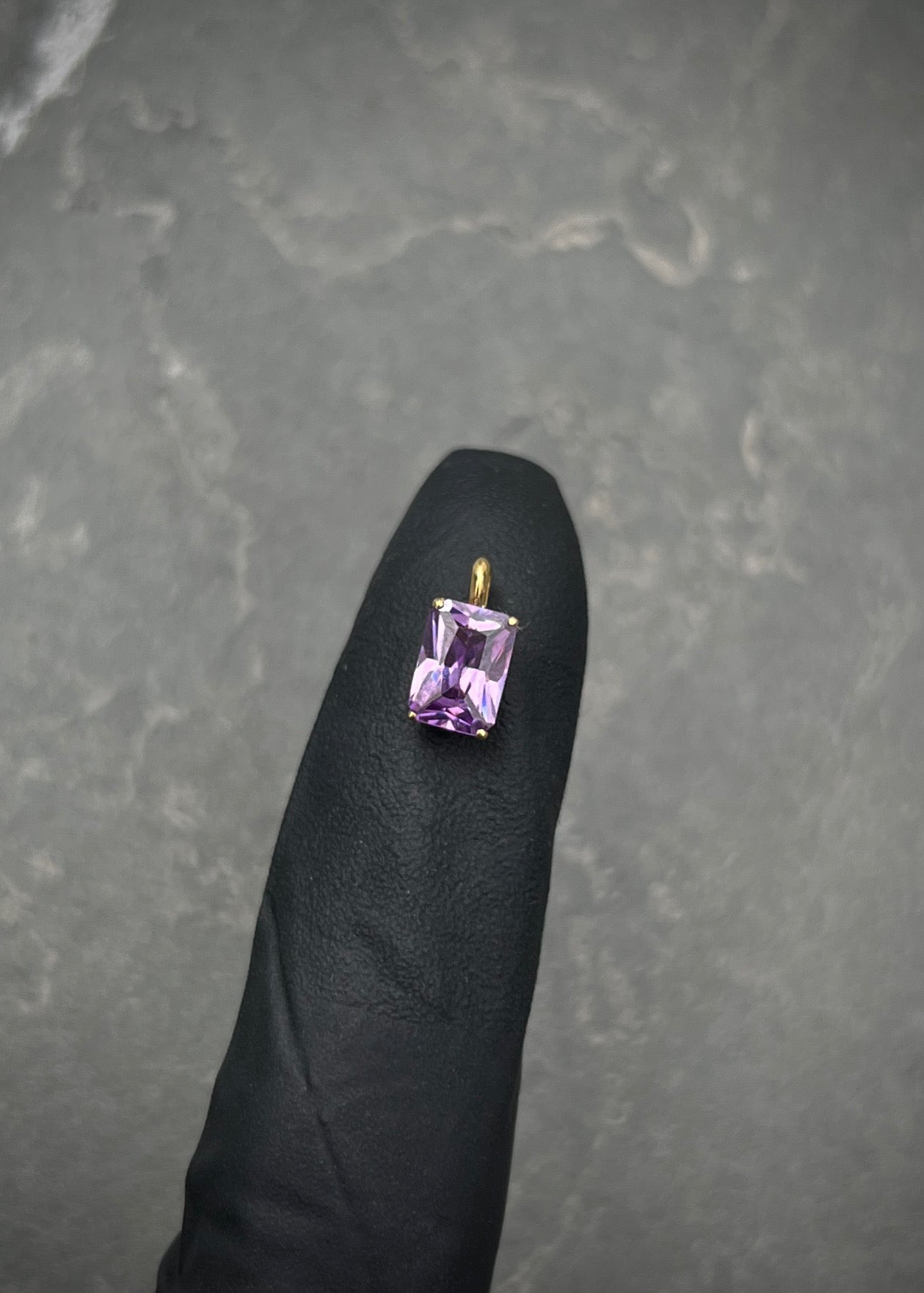 Dije con swarovski morado 0.55gr / Largo 1cm / Oro Amarillo Nac P