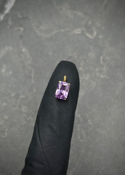 Dije con swarovski morado 0.55gr / Largo 1cm / Oro Amarillo Nac P