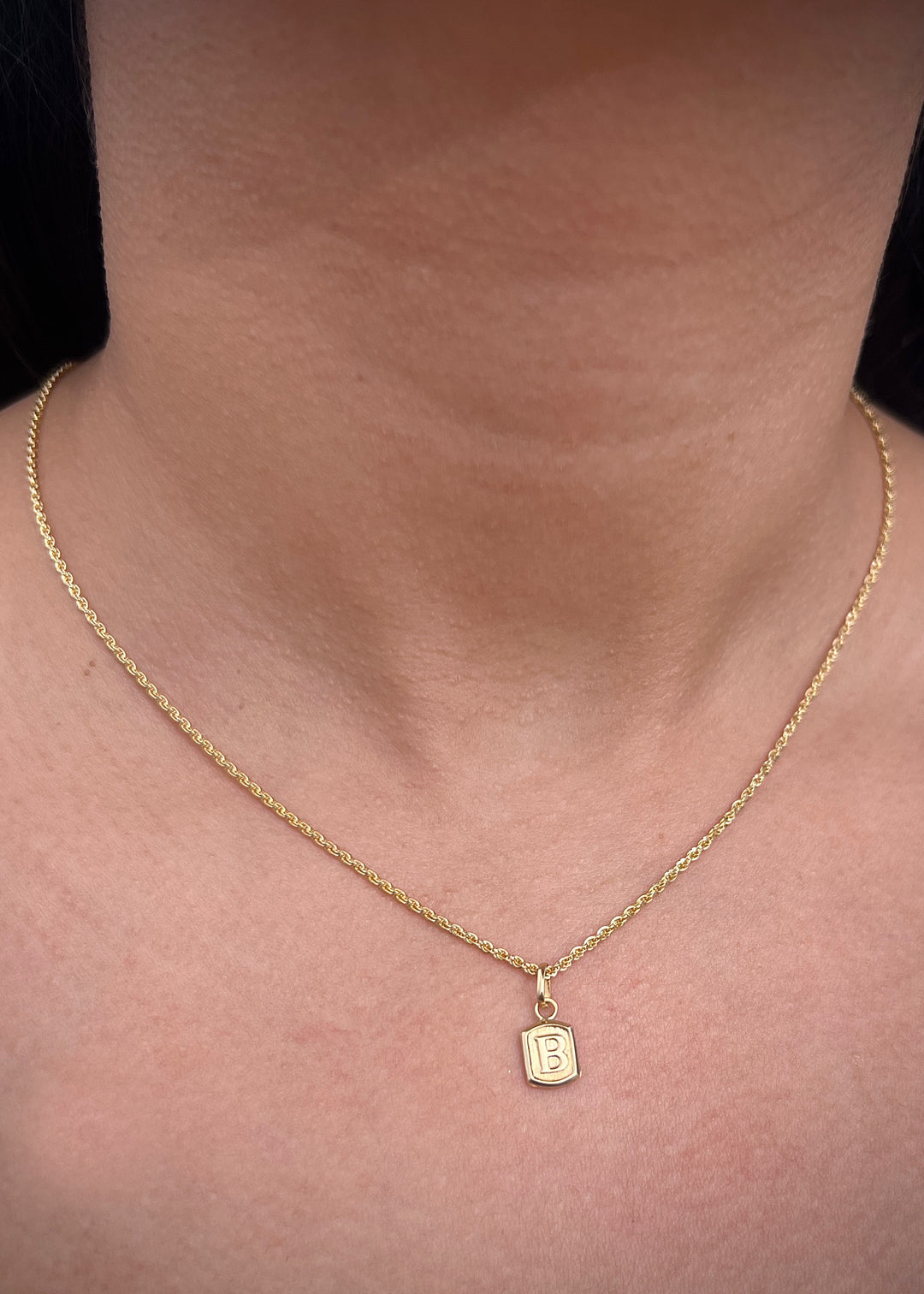 Dije letra b 0.35gr / Largo 1.5cm — Oro Amarillo